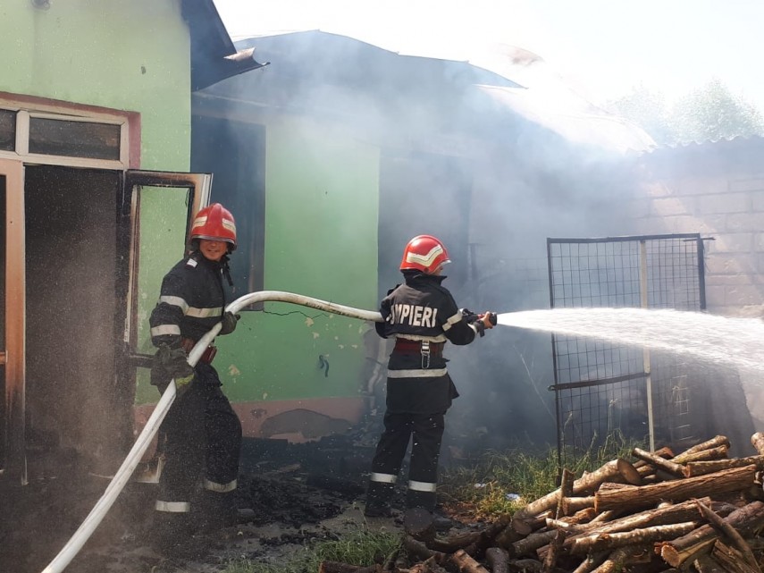 O școală din Tulcea a fost complet mistuită de flăcări, duminică după-amiază. Pompierii au ajuns când focul era în toi