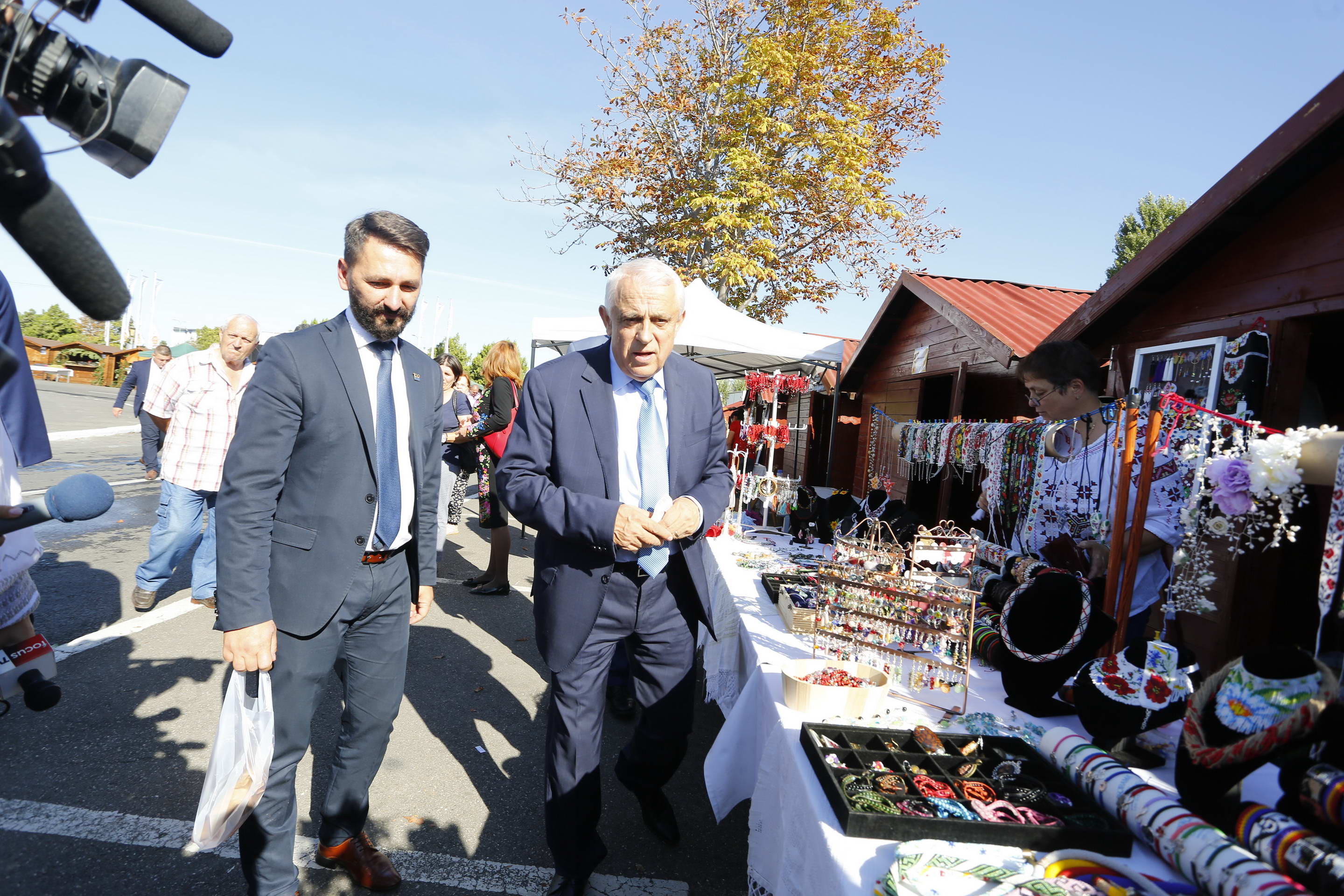FOTOREPORTAJ/ Daea și-a cumpărat la un târg de la Buzău o căsuță artizanală, săpun de lavandă, turtă dulce, dar și ceapă și usturoi. A refuzat, în schimb, o sticlă de coniac de nuci