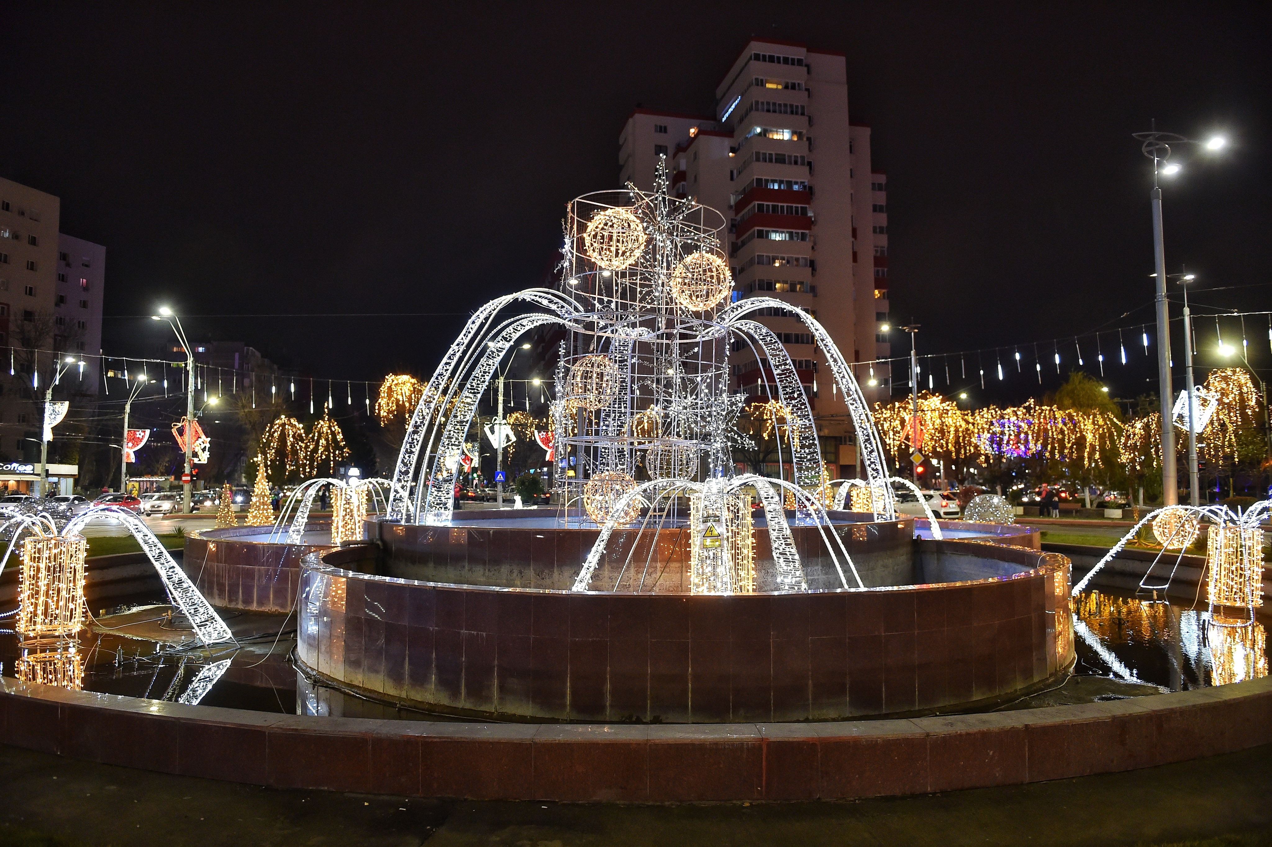 FOTO | S-au aprins luminițele de Crăciun în București
