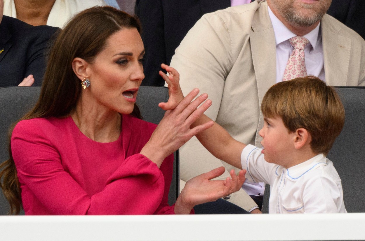 FOTO. Trăsnăile prințului Louis al Marii Britanii au confiscat toată atenția la parada finală a Jubileului de Platină al reginei Elisabeta a II-a. Nimeni nu l-a putut cuminți