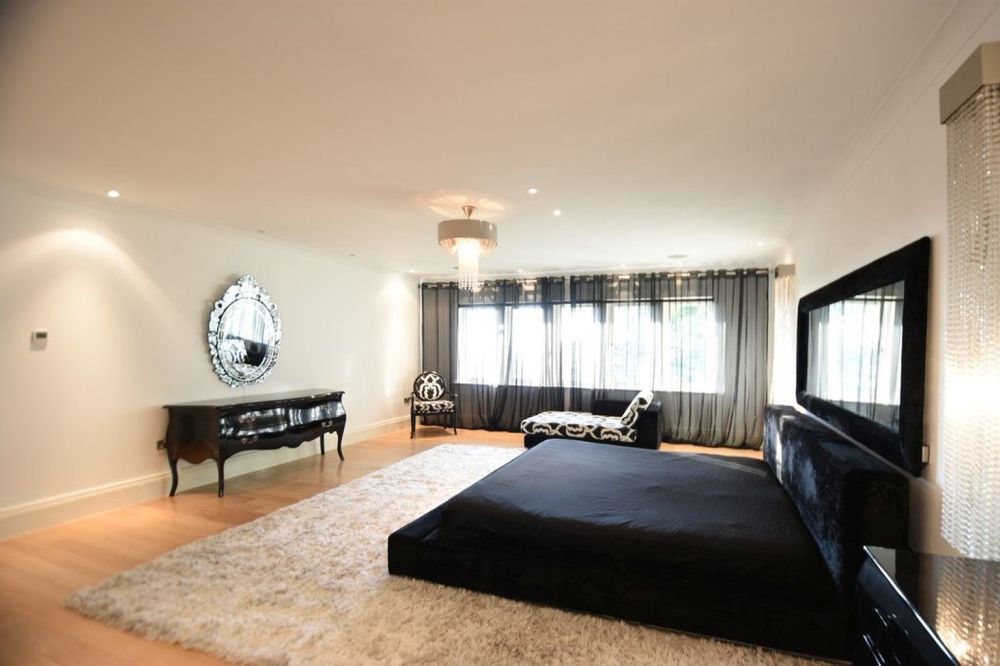 GALERIE FOTO / Cum arată casa de lux a lui Cristiano Ronaldo din Manchester. Starul de la Juventus o scoate la vânzare pe mai puțini bani decât a luat-o!