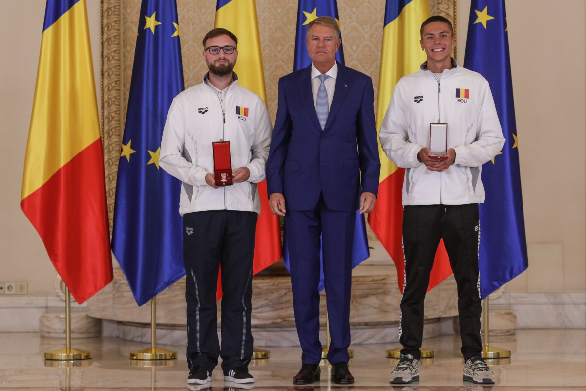 David Popovici, decorat de Klaus Iohannis cu gradul de „cavaler”: „Rezultatele obligă autoritățile să facă din sport o prioritate”