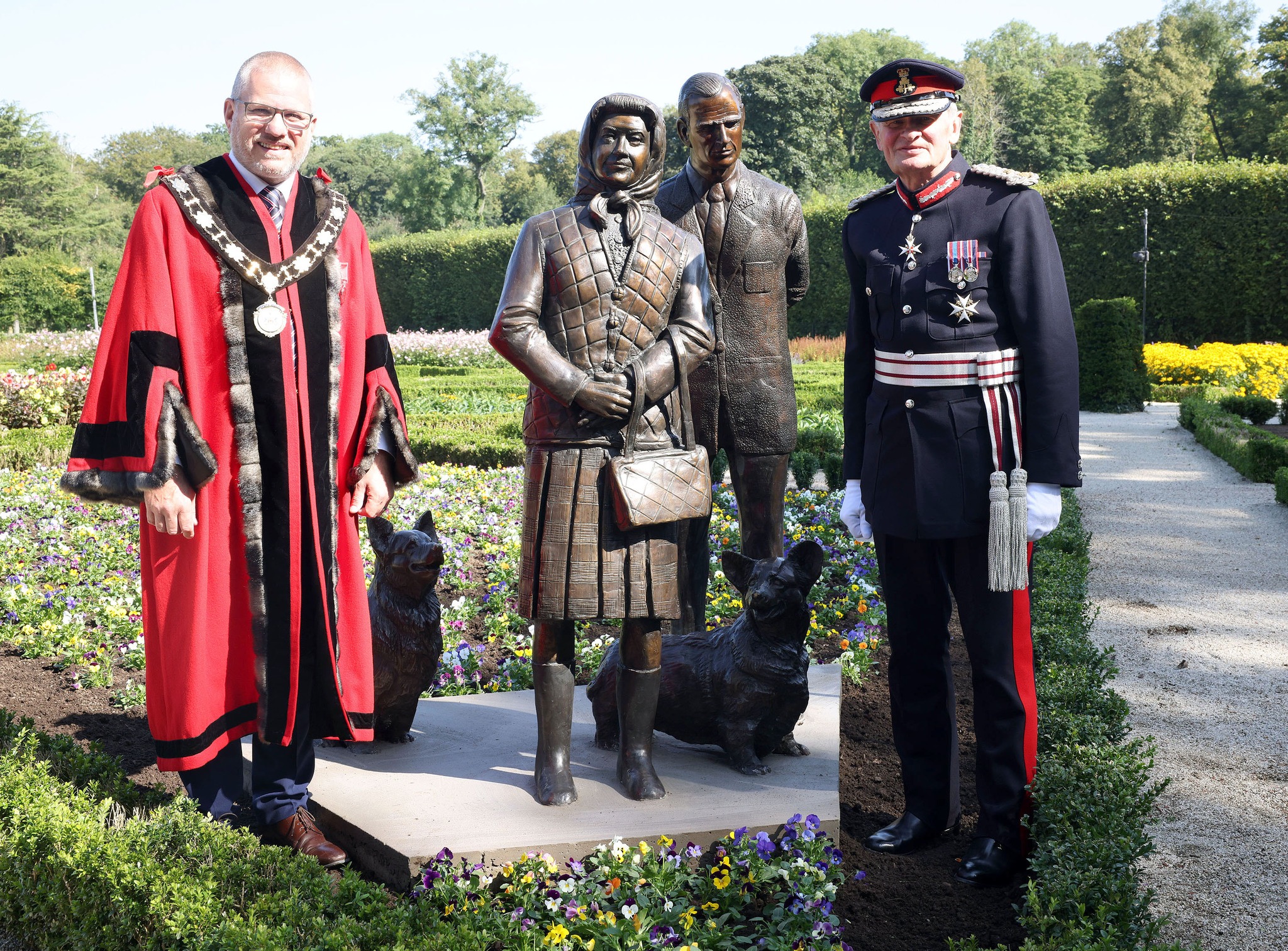 O statuie a reginei Elisabeta a II-a din Irlanda de Nord naște controverse: „Să fim sinceri, nu seamănă sub nicio formă”