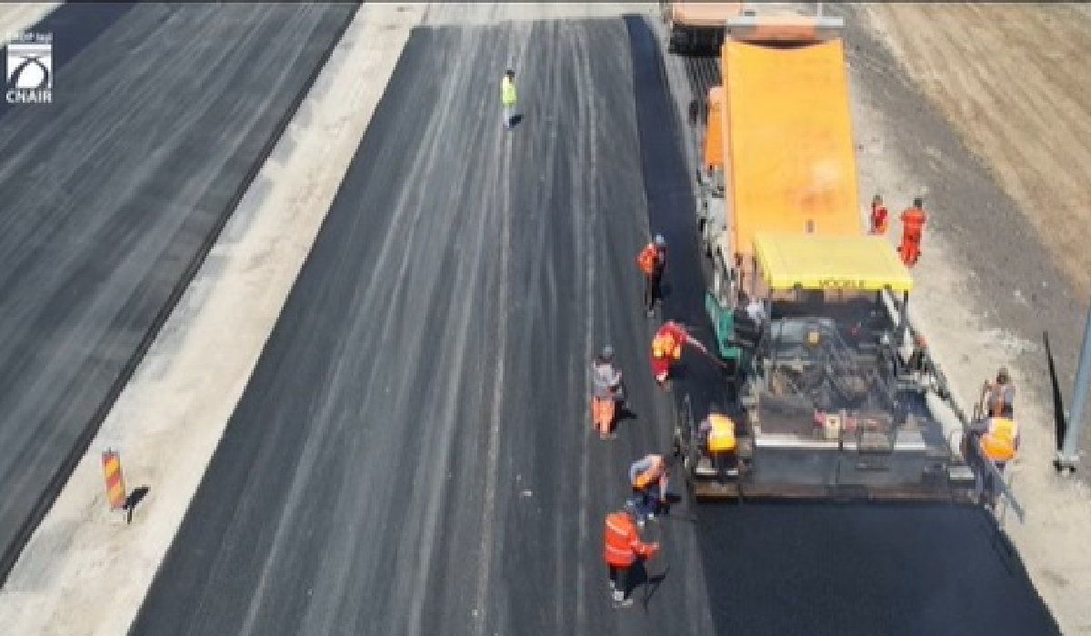 Imagini de pe șantierul Autostrăzii Moldovei A7. UMB a așternut două straturi de asfalt pe 20 de kilometri ai tronsonului Bacău – Pașcani