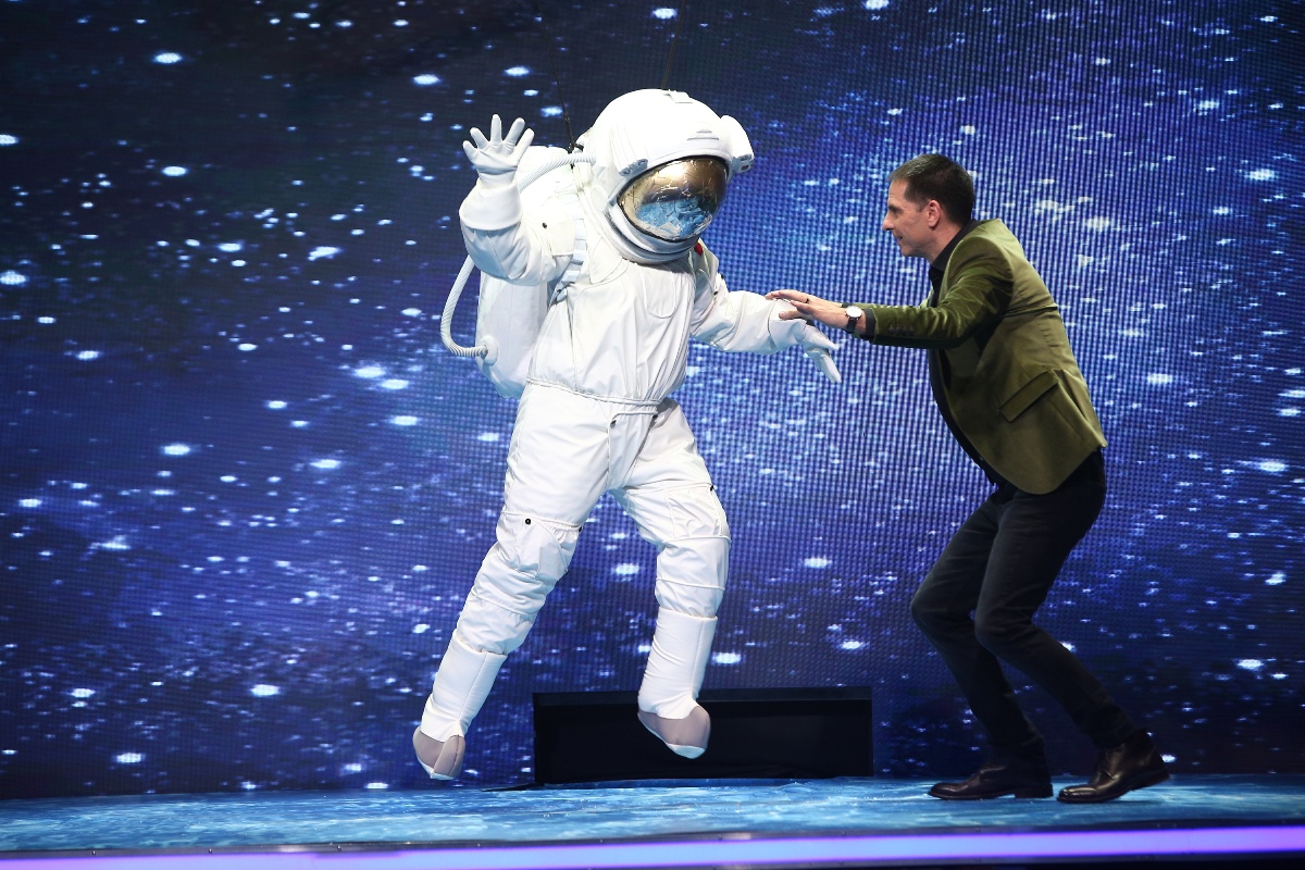 Vedeta care se deghizează într-un astronaut, la "Scena misterelor".  "Am zis că mor acolo" | FOTO