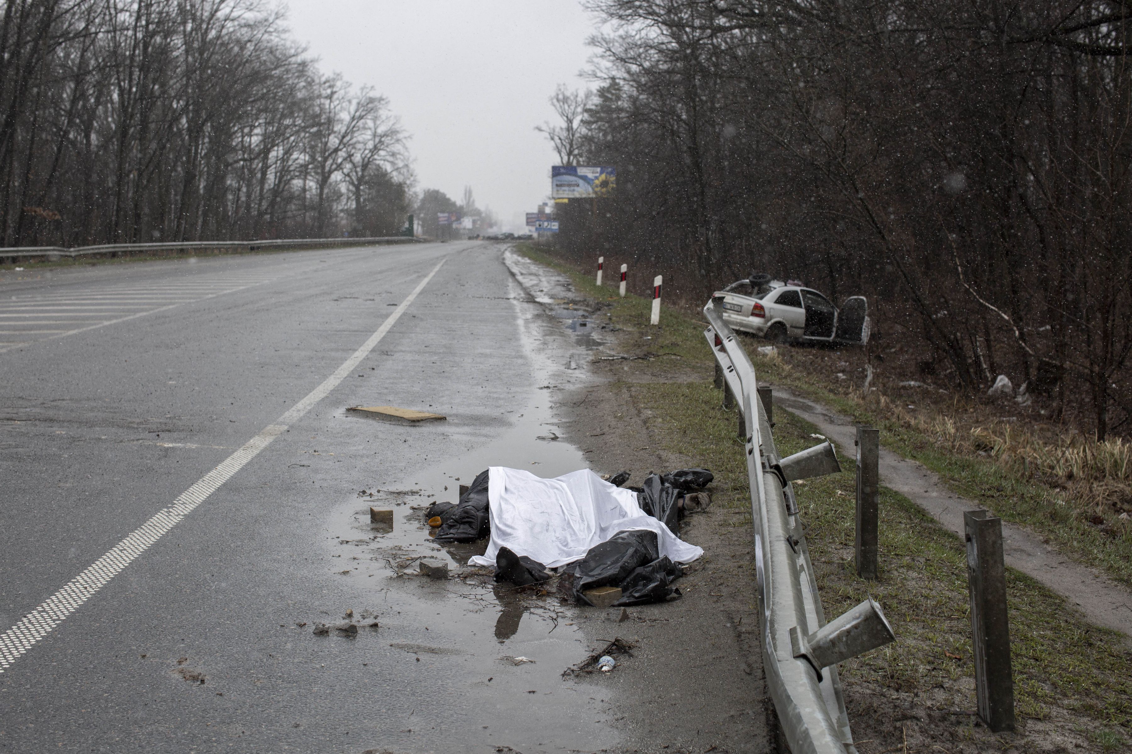 „Ne-au pus în genunchi și au început să ne caute de ceasuri, bani. Cine luptase de partea Ucrainei era împușcat imediat”. Mărturie din infernul de la Bucha. FOTO cu impact emoțional