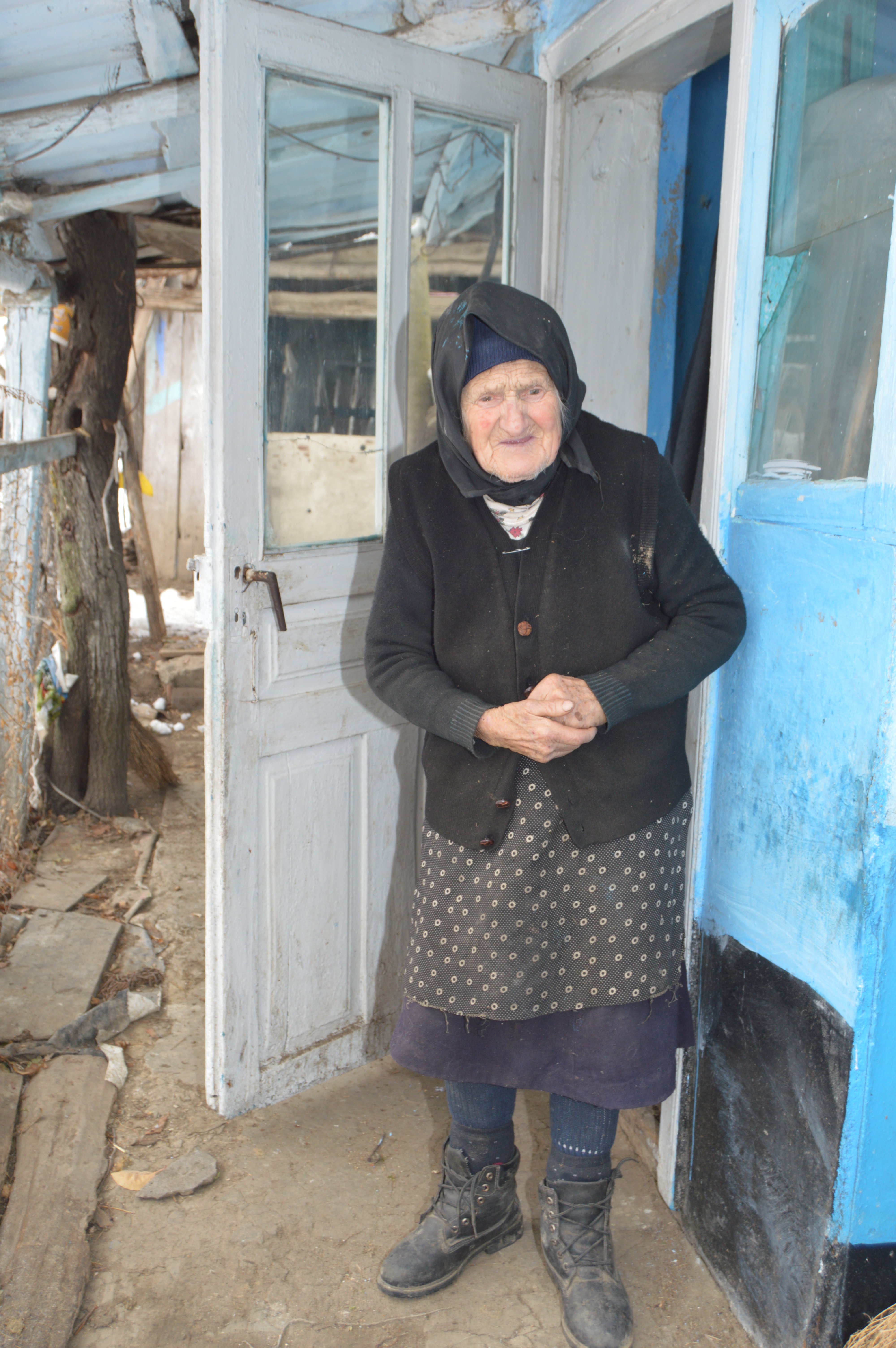 GALERIE FOTO/ Profira Baciu sărbătorește Ziua Națională cu urechea lipită de radio și are un mesaj pentru guvernanți: "Să ne aducă acasă  copiii din străinătate"