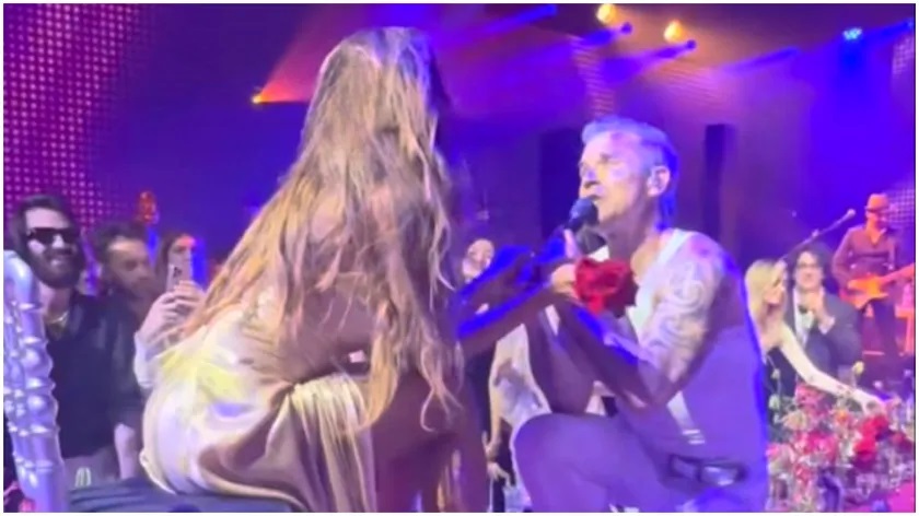 Robbie Williams, în genunchi în fața Mădălinei Ghenea. Moment spectaculos la petrecerea unui milionar italian