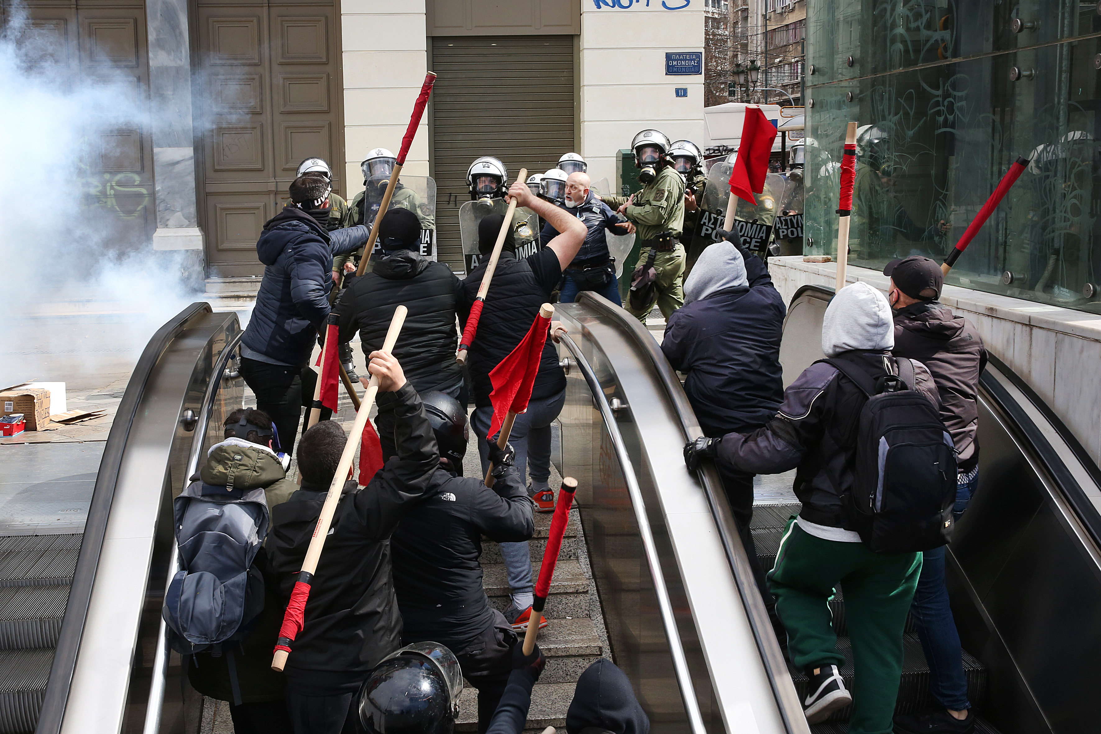 Noi proteste violente la Atena, după catastrofa feroviară. Premierul grec, scuze către popor: „Nu ar trebui să ne ascundem în spatele erorilor umane”