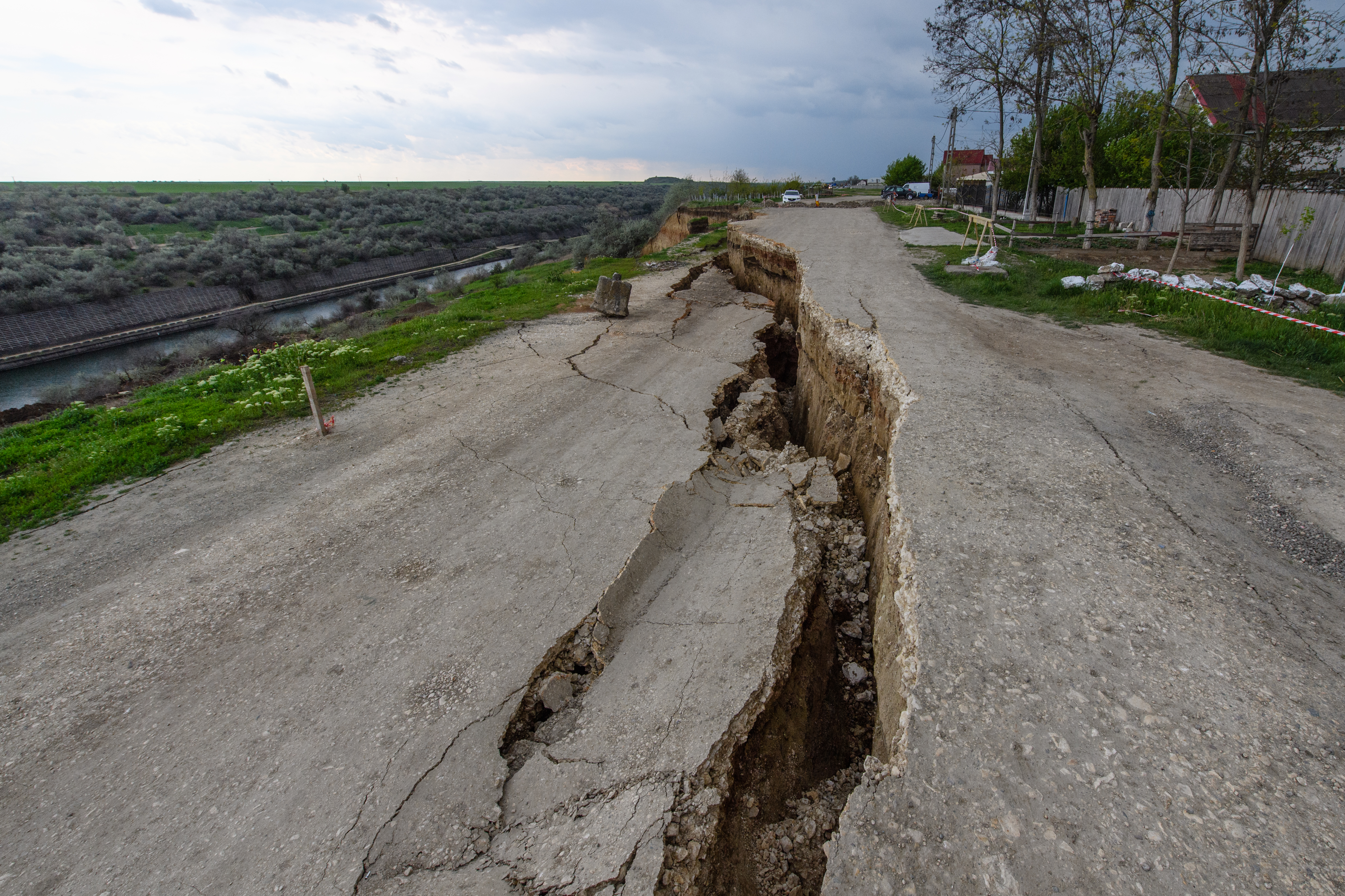 UPDATE/Imaginile dezastrului. Situația se complică la Cumpăna, acolo unde alunecările de teren amenință comuna. Comisie de evaluare, la ordinul Prefectului