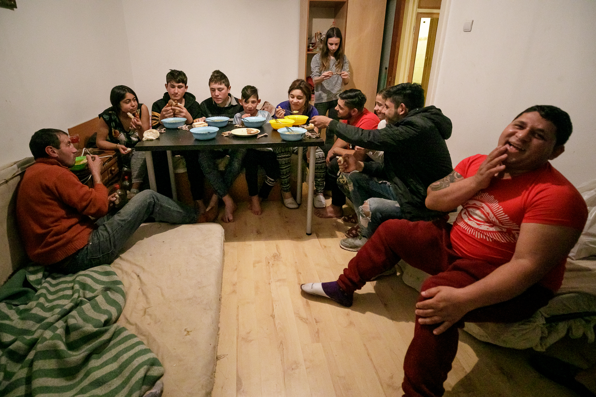 La Dărmănești, Bacău, jocul ursului datează de secole. Tradiția nu exclude boxele, inspirația de pe YouTube și mersul cu metroul în Capitală: “Urșii mei nu trebuie tunși, numai cheptănați și unși!”