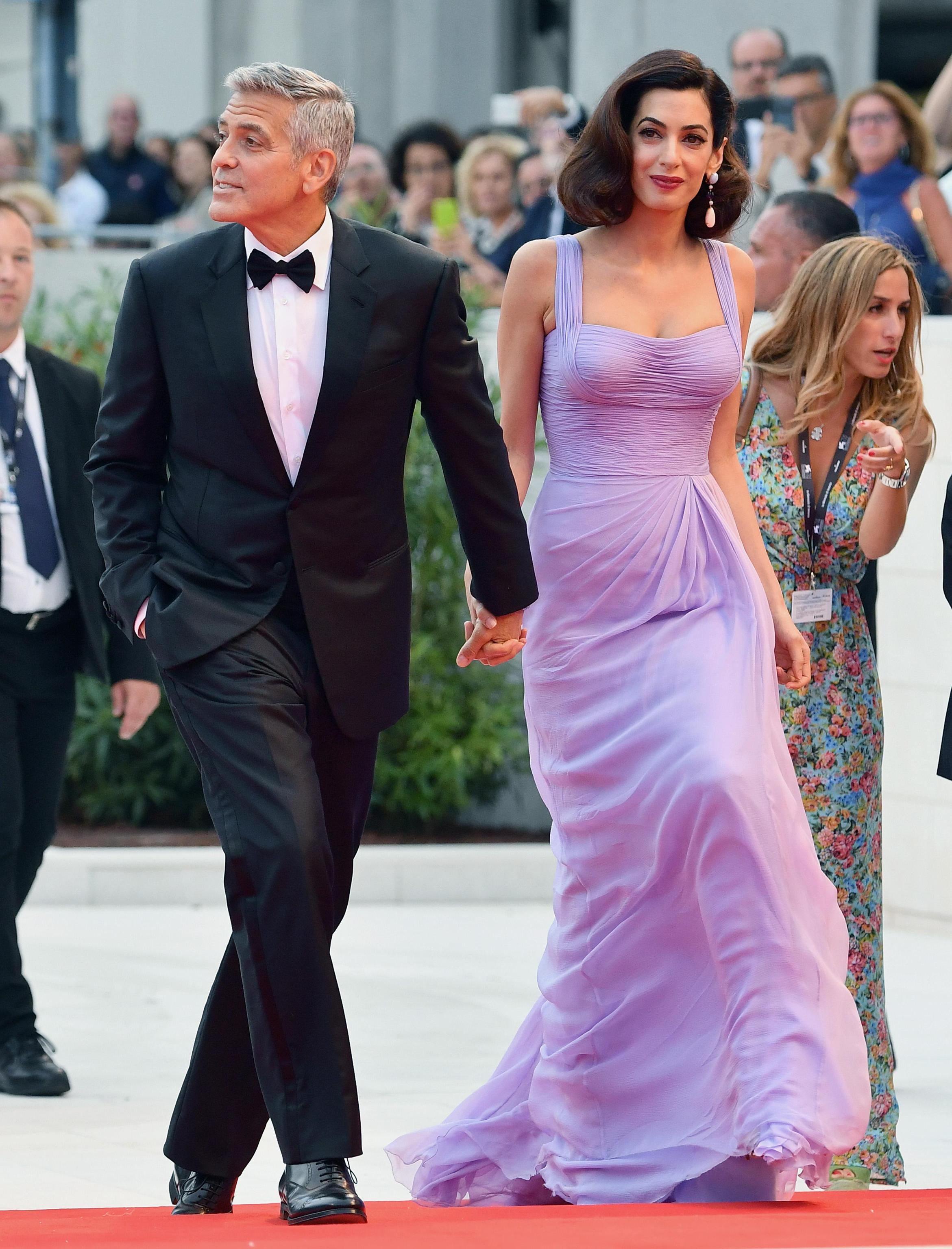 FOTO| George și Amal Clooney, prima apariție publică după venirea pe lume a gemenilor