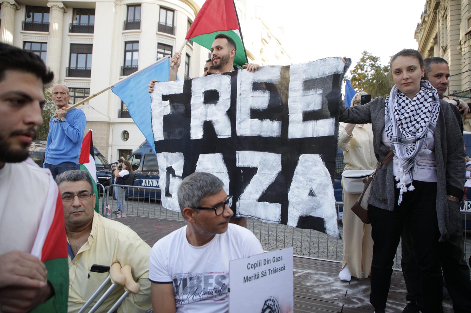 „Suntem aici pentru civili, nu pentru Hamas!” Protest pro Palestina în București. Astfel de manifestații au fost interzise în alte țări din Europa
