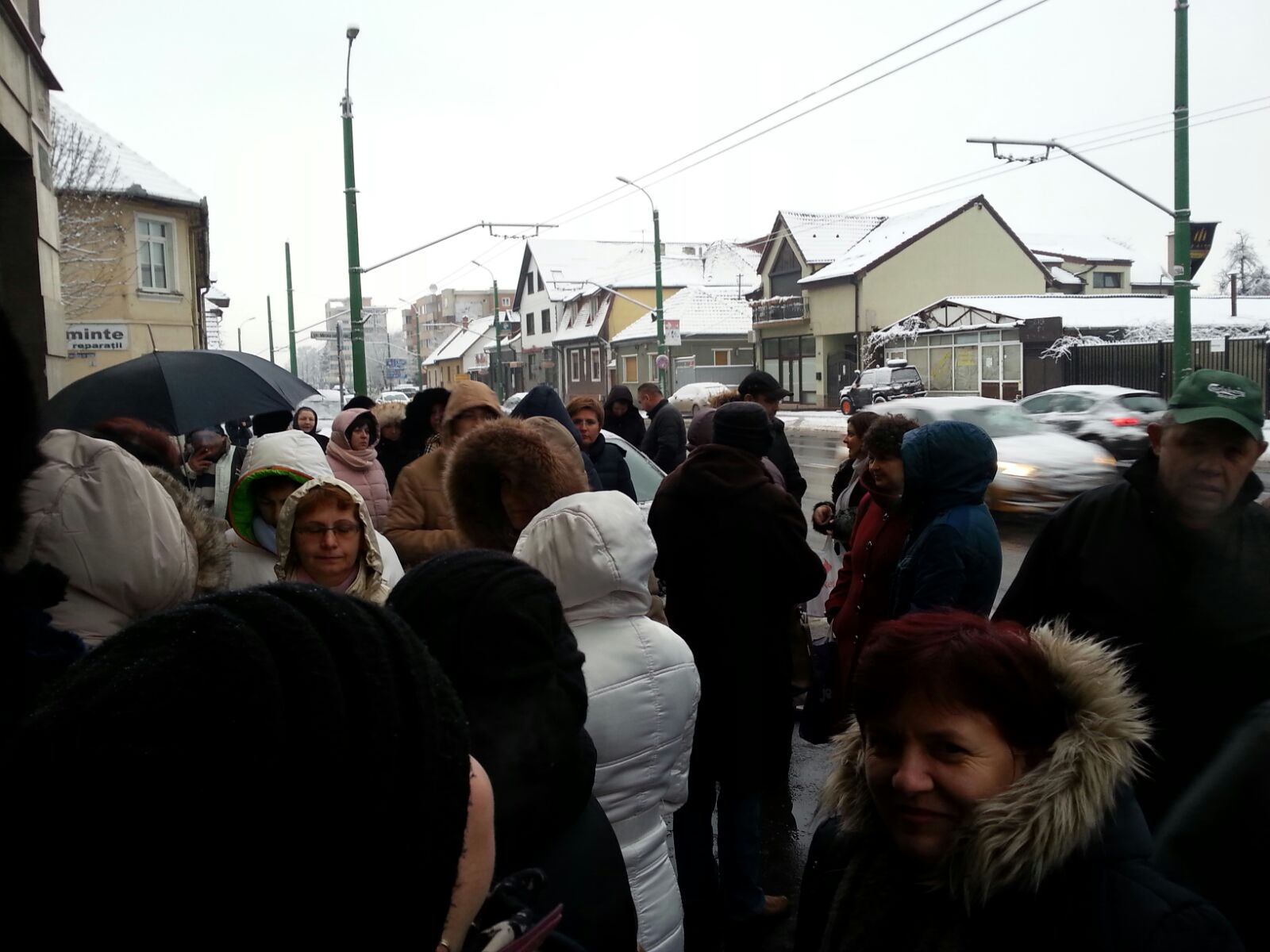 Protest spontan al angajaților de la Casa de Pensii Braşov din cauza salariilor mici| GALERIE FOTO
