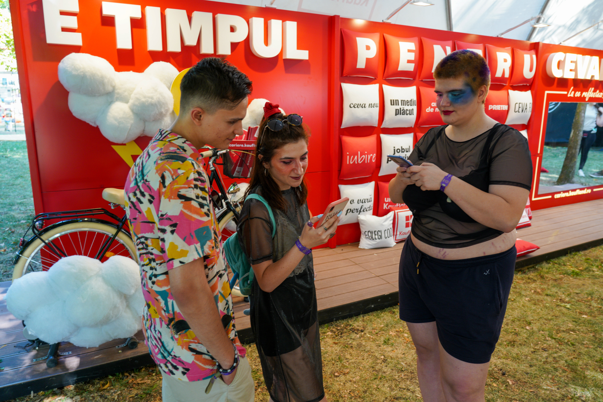 REPORTAJ. Fața ascunsă a Lunii. Cum a început Untold 2022: o vedetă de la PRO TV cerută în căsătorie, prețuri care o iau razna și sute, sute de forțe de ordine. A, și seara, muzică