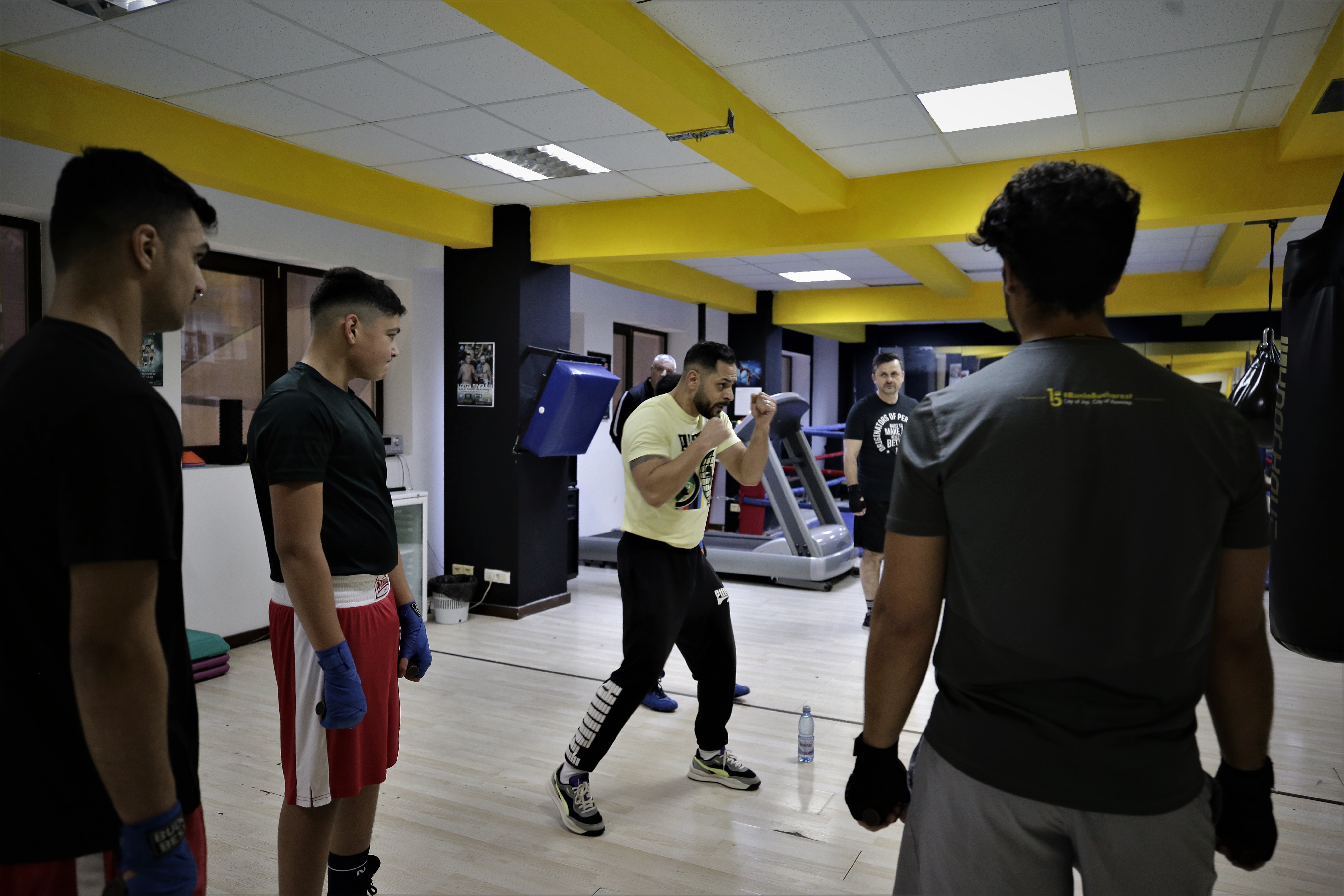 Fight Club de Pipera! Într-o sală din nordul Capitalei, un fost boxer învață mai mulți copii să devină campioni, iar pe corporatiști - să se apere: „Aici ei sunt familia mea”