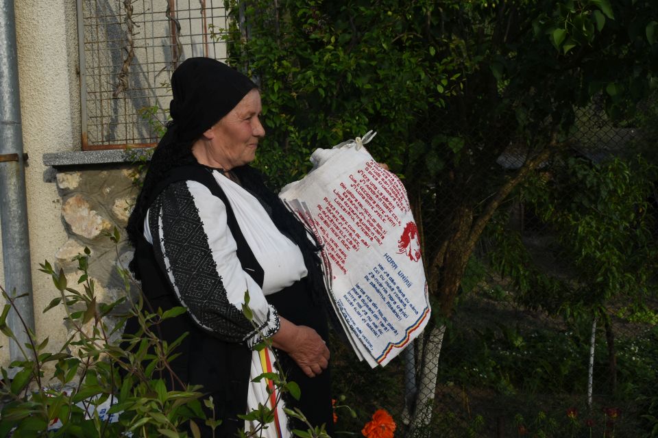 GALERIE FOTO/ Din dragoste pentru Eminescu. A stat trei ani să coasă versurile poeziei «Luceafărul» pe o pânză de șapte metri lungime