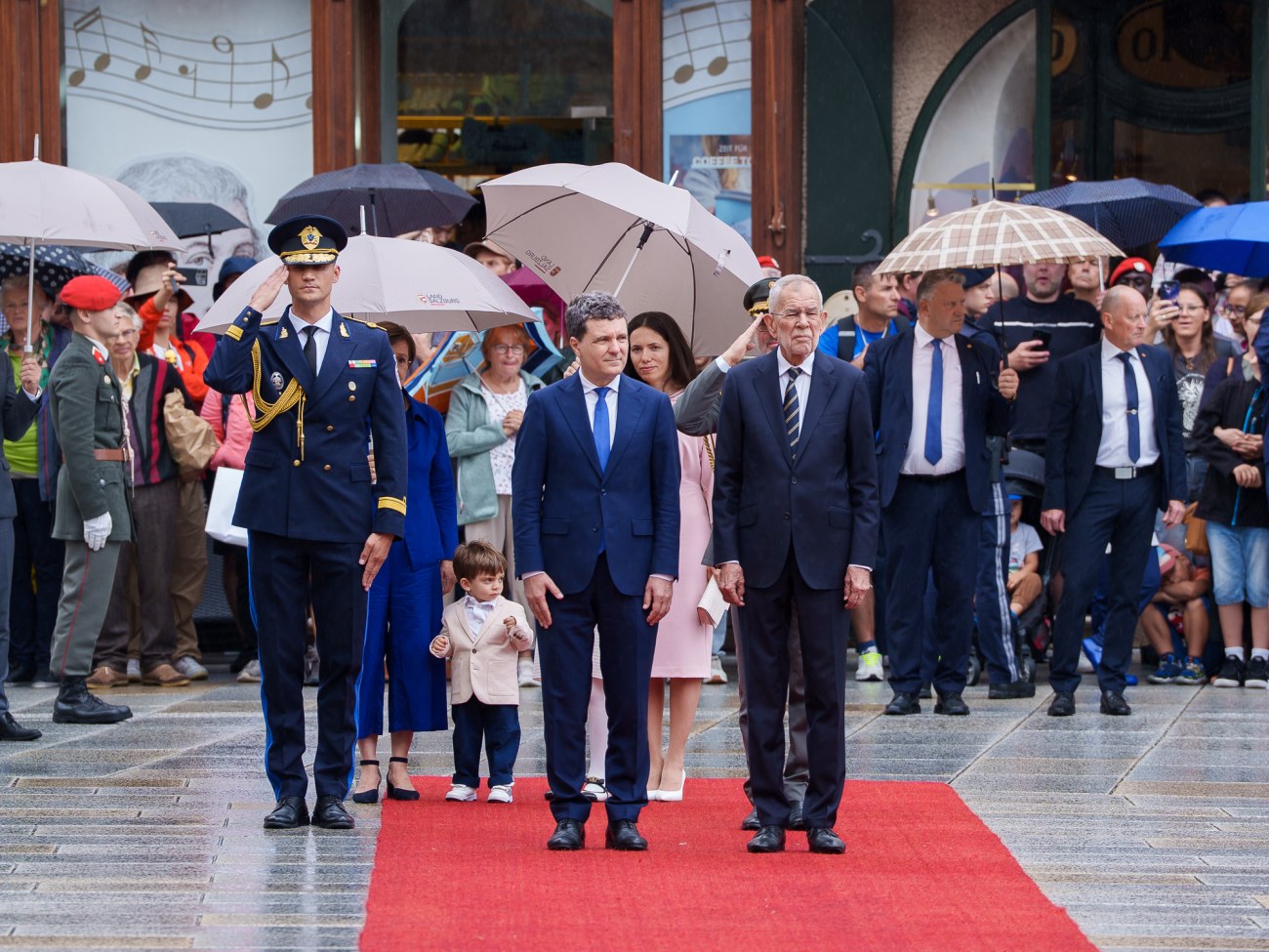 Copiii președintelui Nicușor Dan, prima deplasare externă cu Mirabela Grădinaru și tatăl lor, în Austria. Antim, prima declarație în fața presei