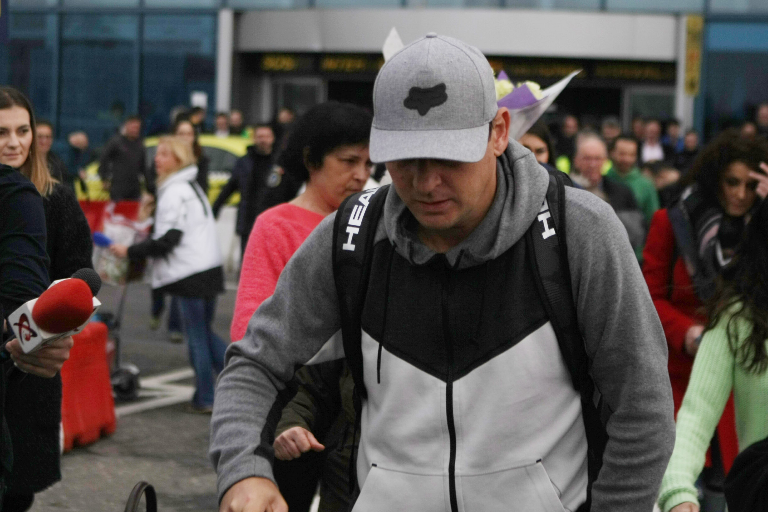 Simona Halep s-a întors acasă supărată și accidentată. A refuzat primirea la Salonul Oficial. Îmbulzeală la aeroport / GALERIE FOTO