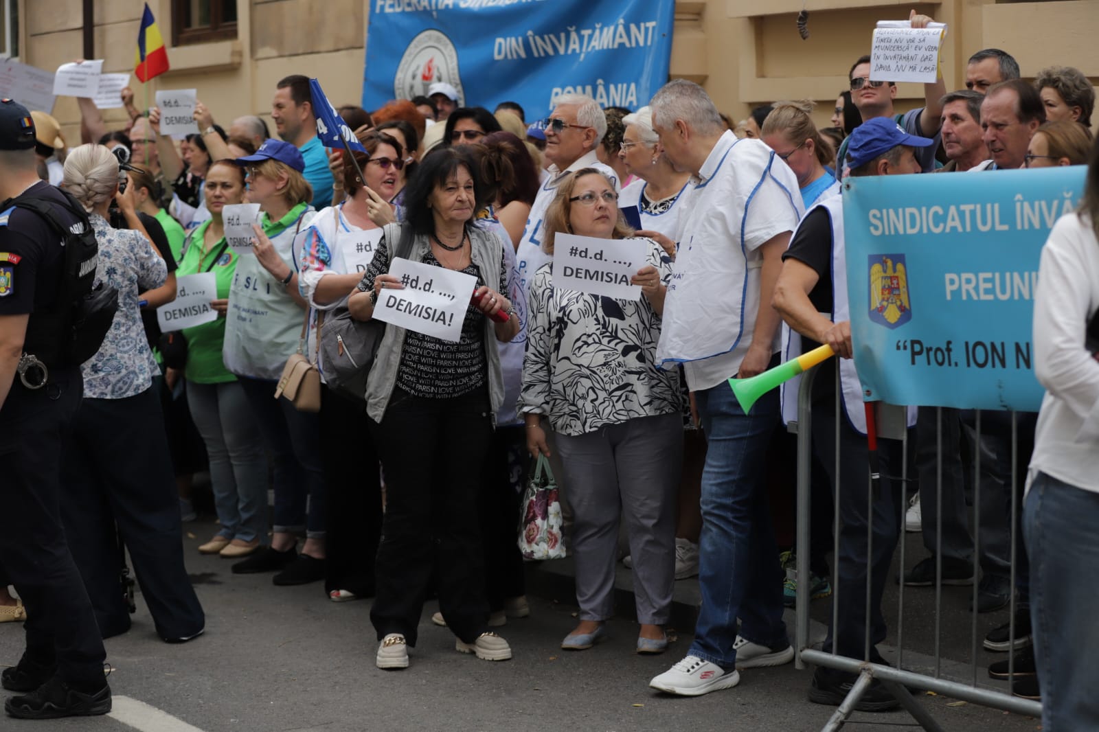 Profesorii au ieșit în stradă împotriva Legii Bolojan: „Stă în puterea noastră să refuzăm”