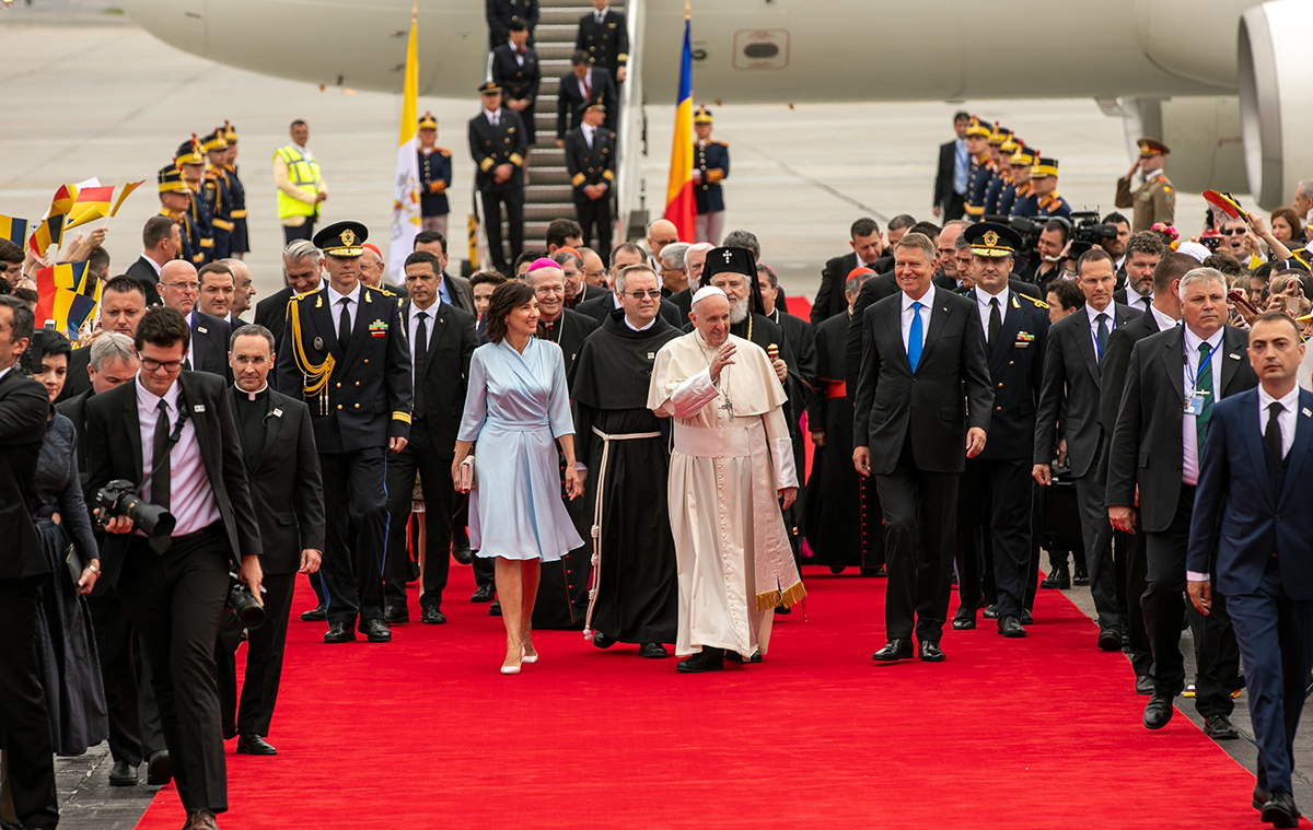 VIDEO | Primele imagini de la sosirea Papei Francisc în România
