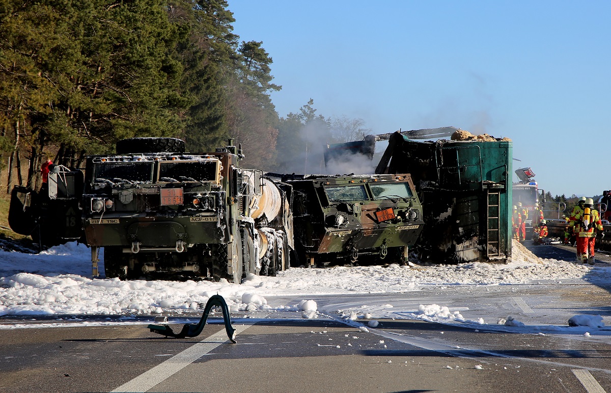 VIDEO | Convoi militar american în flăcări, în Germania. Un transportor plin cu soldați, lovit de un camion: un mort și opt răniți