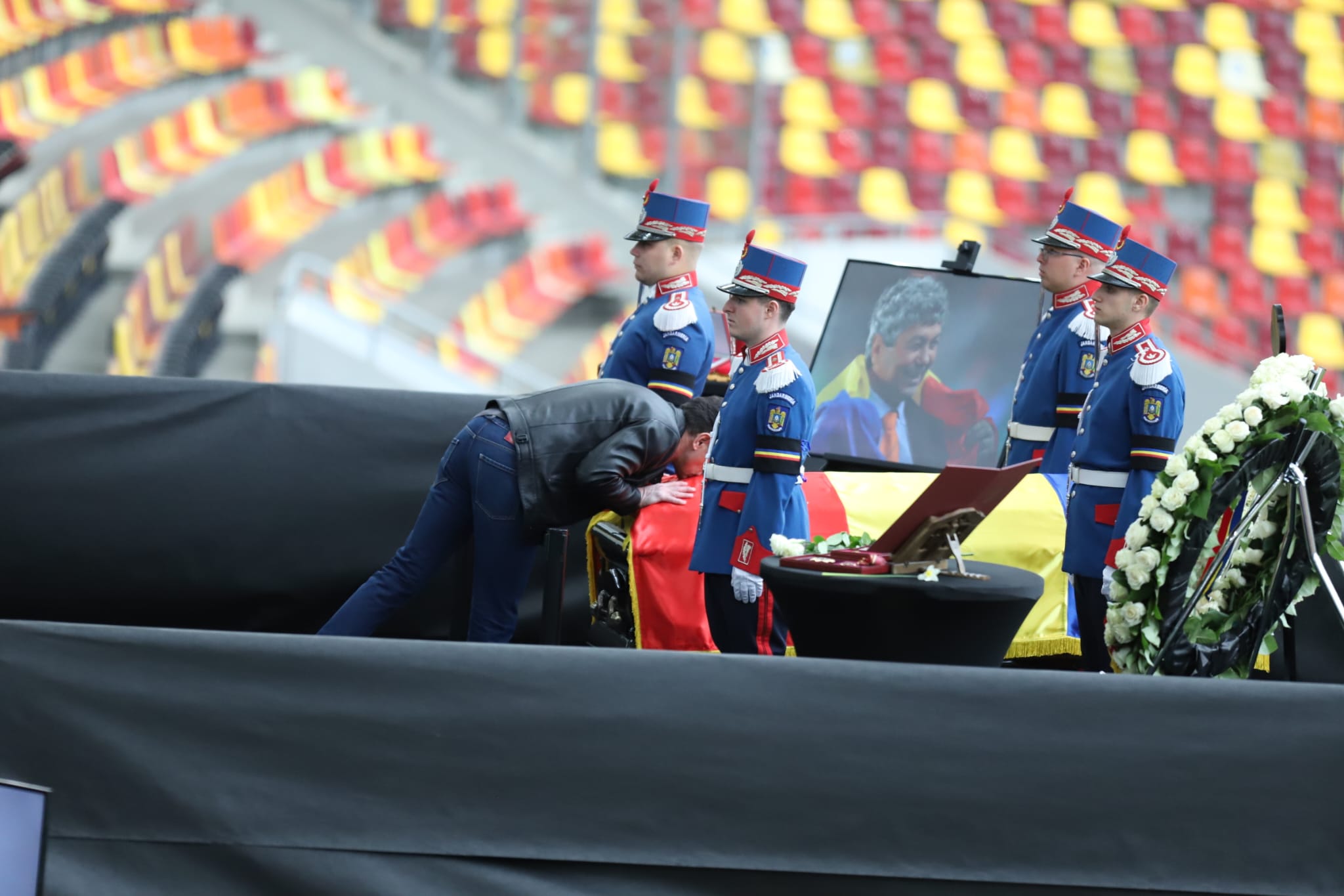 Livetext Mii de români își iau adio de la Mircea Lucescu la Arena Națională înainte de funeraliile cu onoruri militare / „Leucemia i-a provocat și grăbit sfârșitul”
