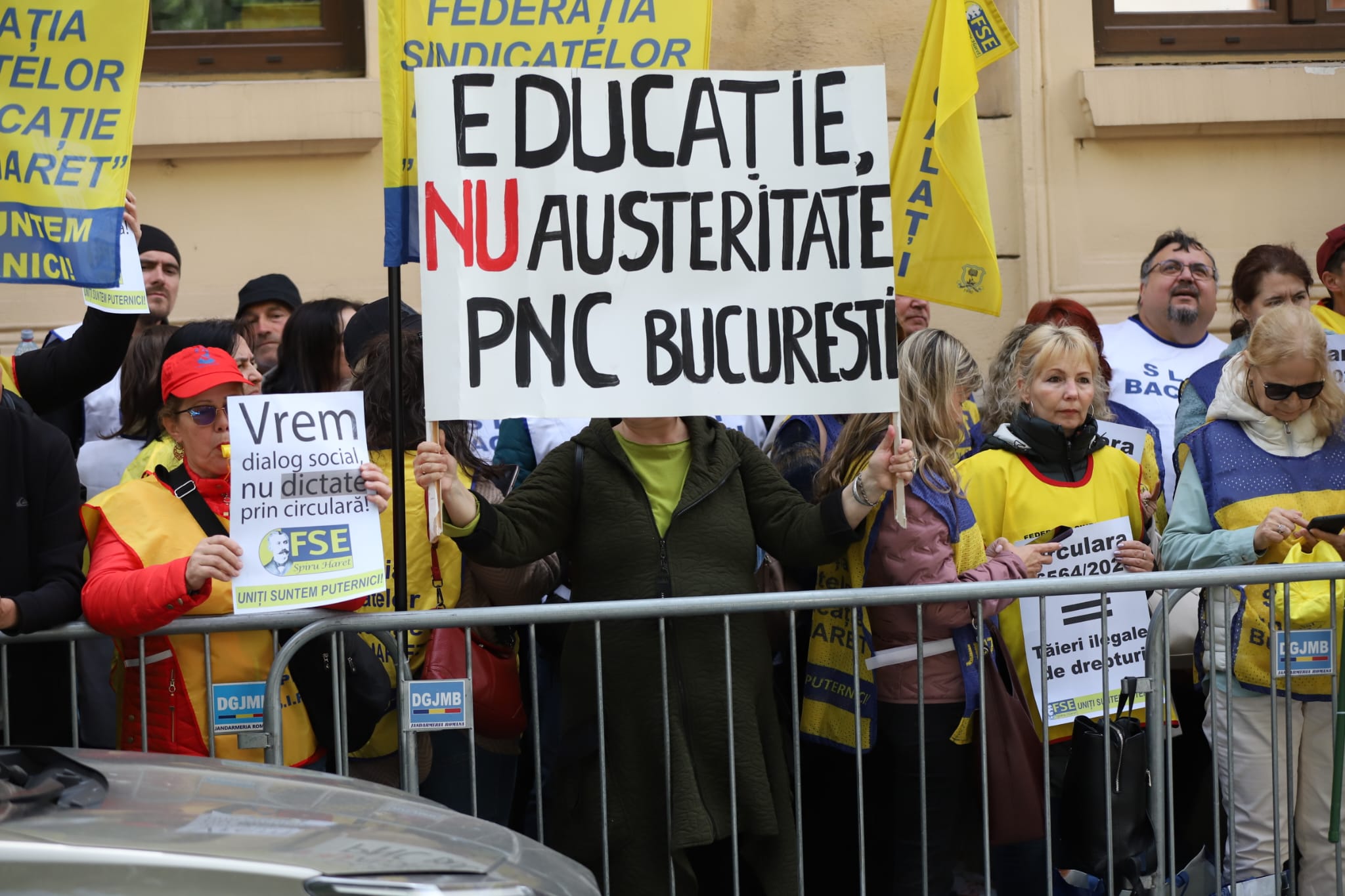 Ministrul Educației, Mihai Dimian, a coborât în mijlocul sindicaliștilor care-i scandau sub geam. „Mă bucur să-mi văd colegii. Nu trăim o situație normală”, spunea oficialul cu o zi înainte de proteste