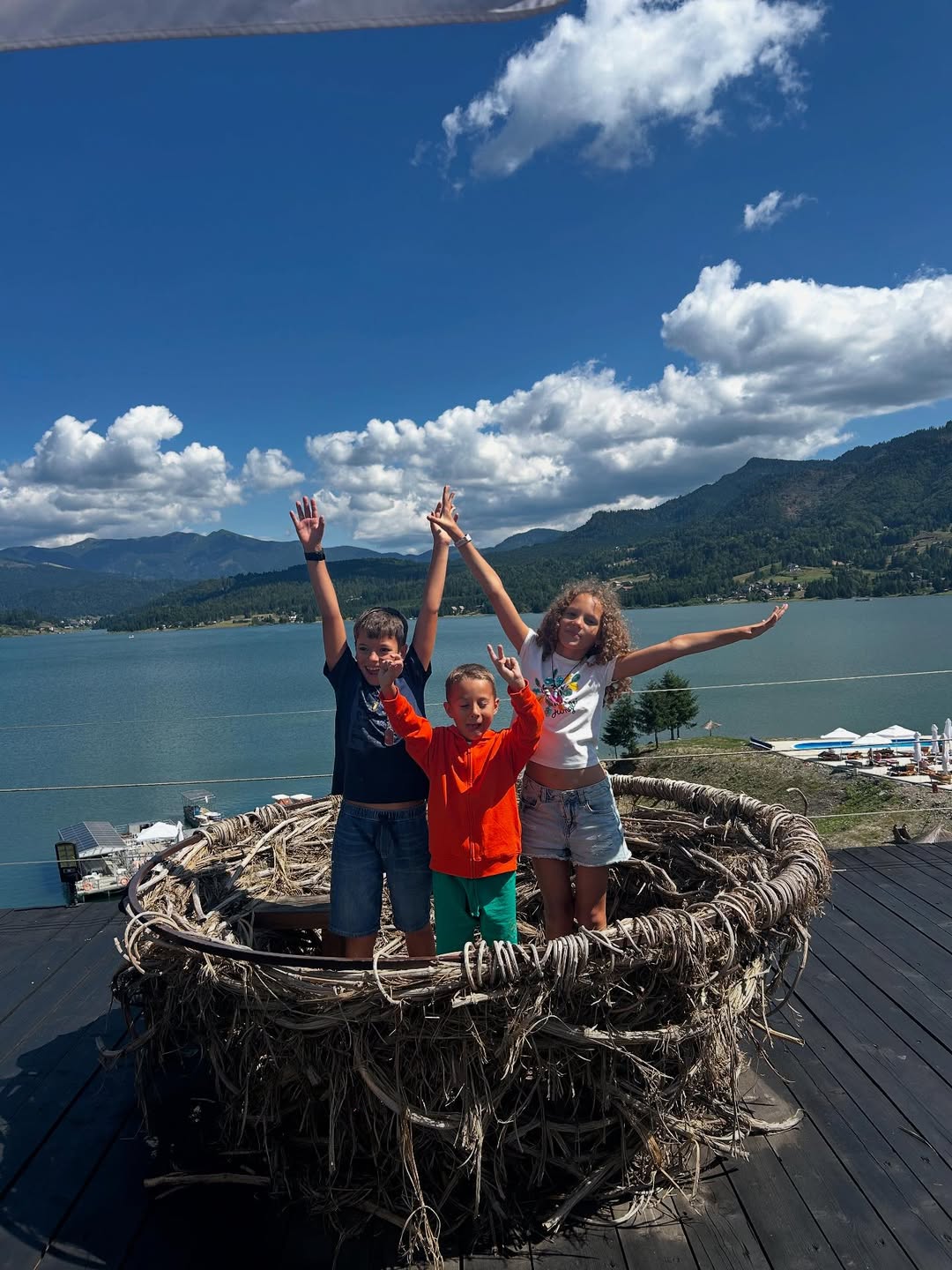 „Colțul de Rai” din România care a cucerit-o pe Mirela Vaida în vacanță: „Plimbări cu barca, excursii la stână. E cel mai pur aer”