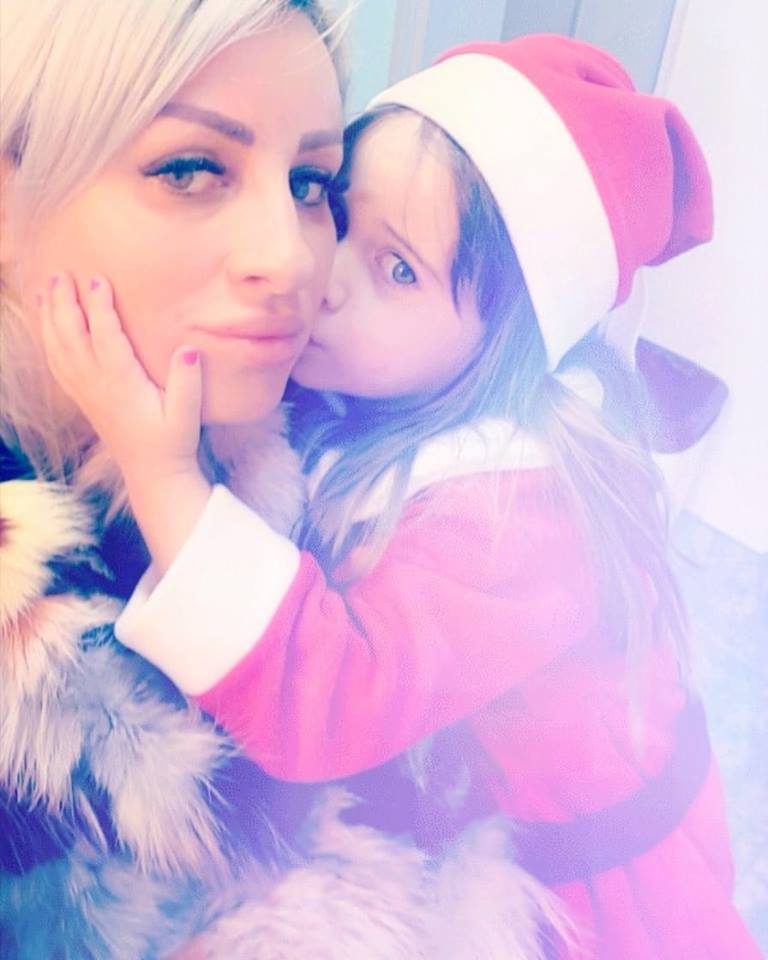 Cum le-a răspuns Sânziana Buruiană celor care au criticat-o că își alăptează încă fetița la 3 ani