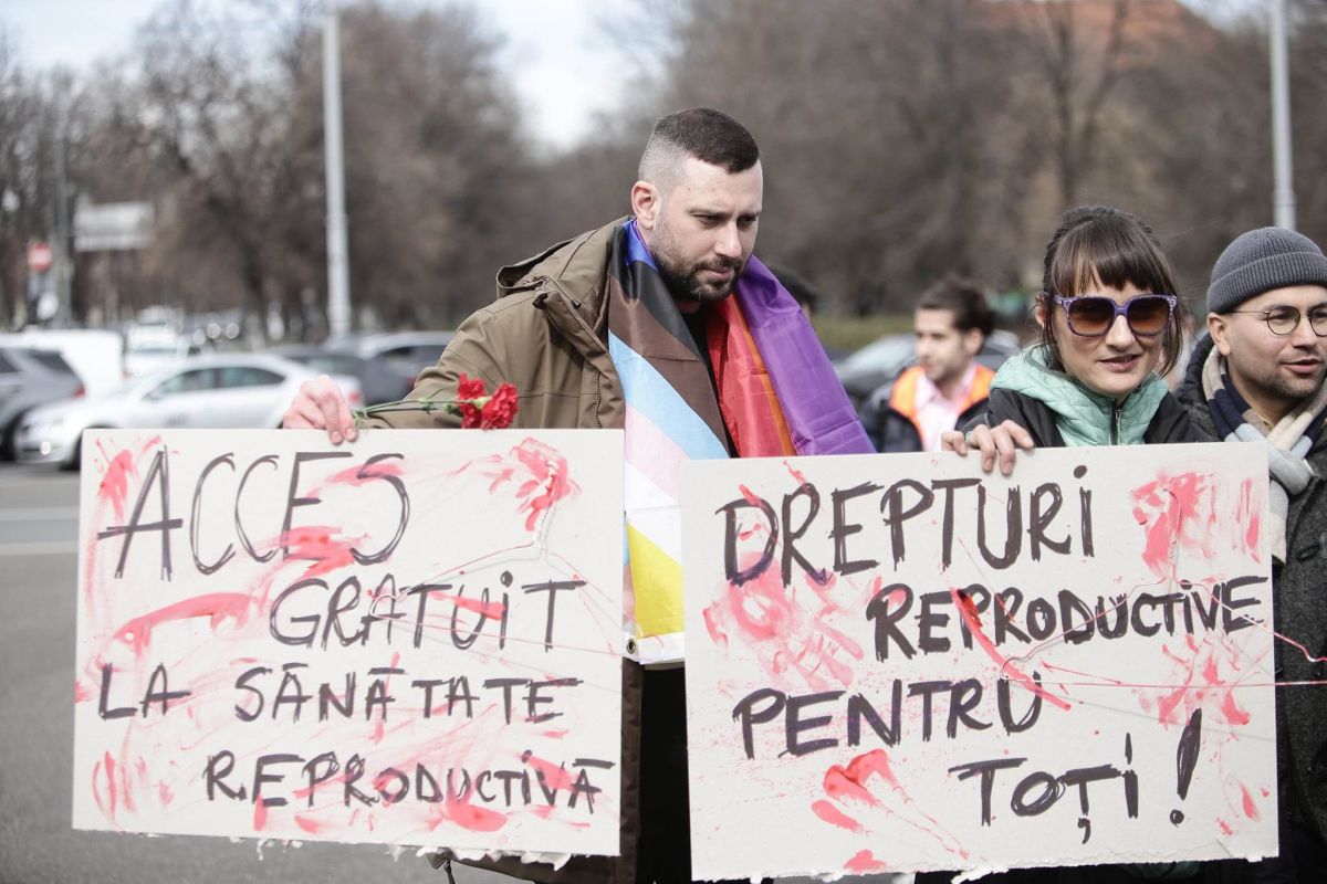 Protest de 8 martie în Piața Victoriei pentru drepturile reproductive ale femeilor. „Uterul nostru nu e profitul vostru!”