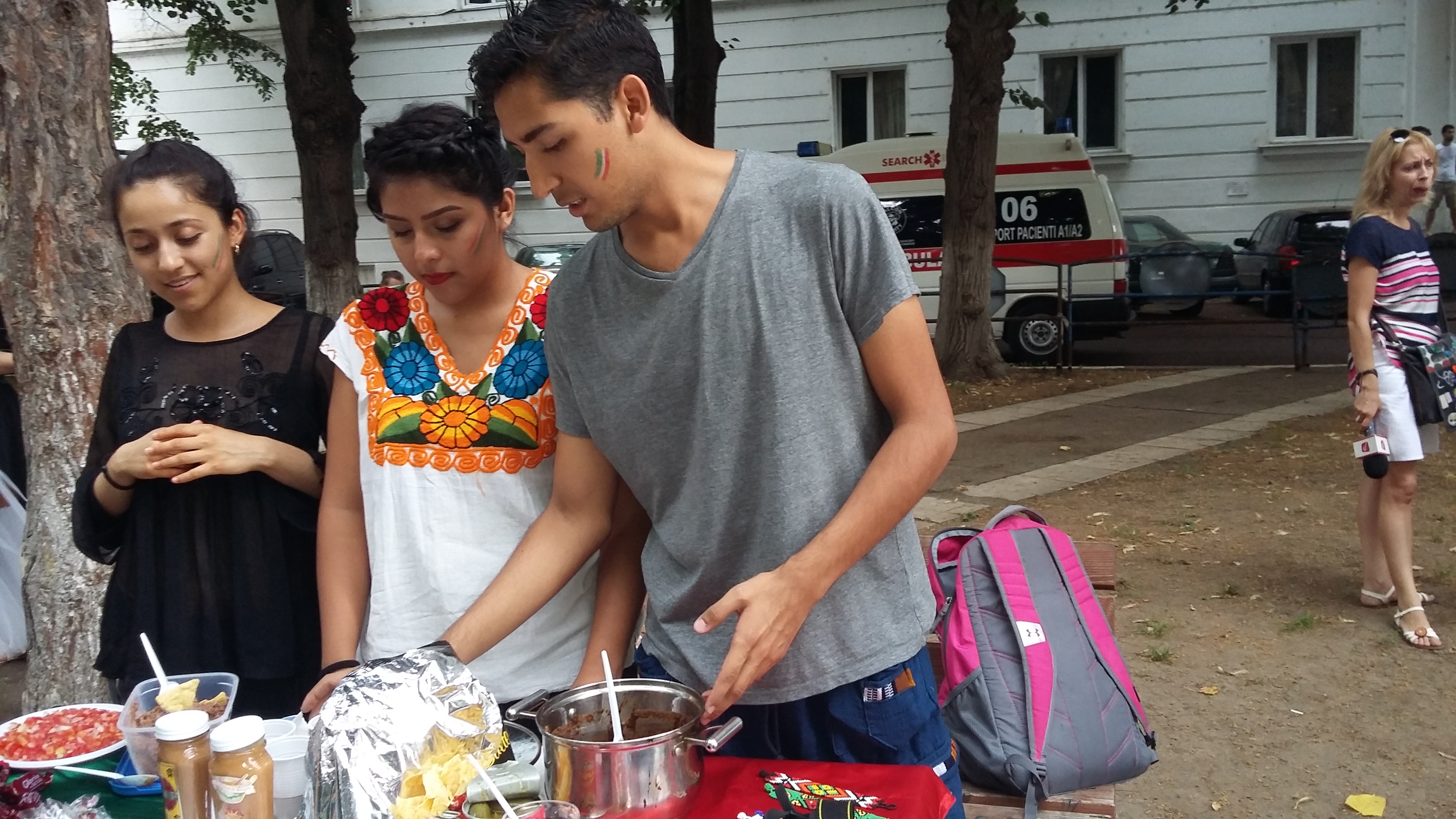 Mâncăruri din 17 ţări, dansuri și culturi diferite și tradiționalul ciolan cu fasole la Global Village
