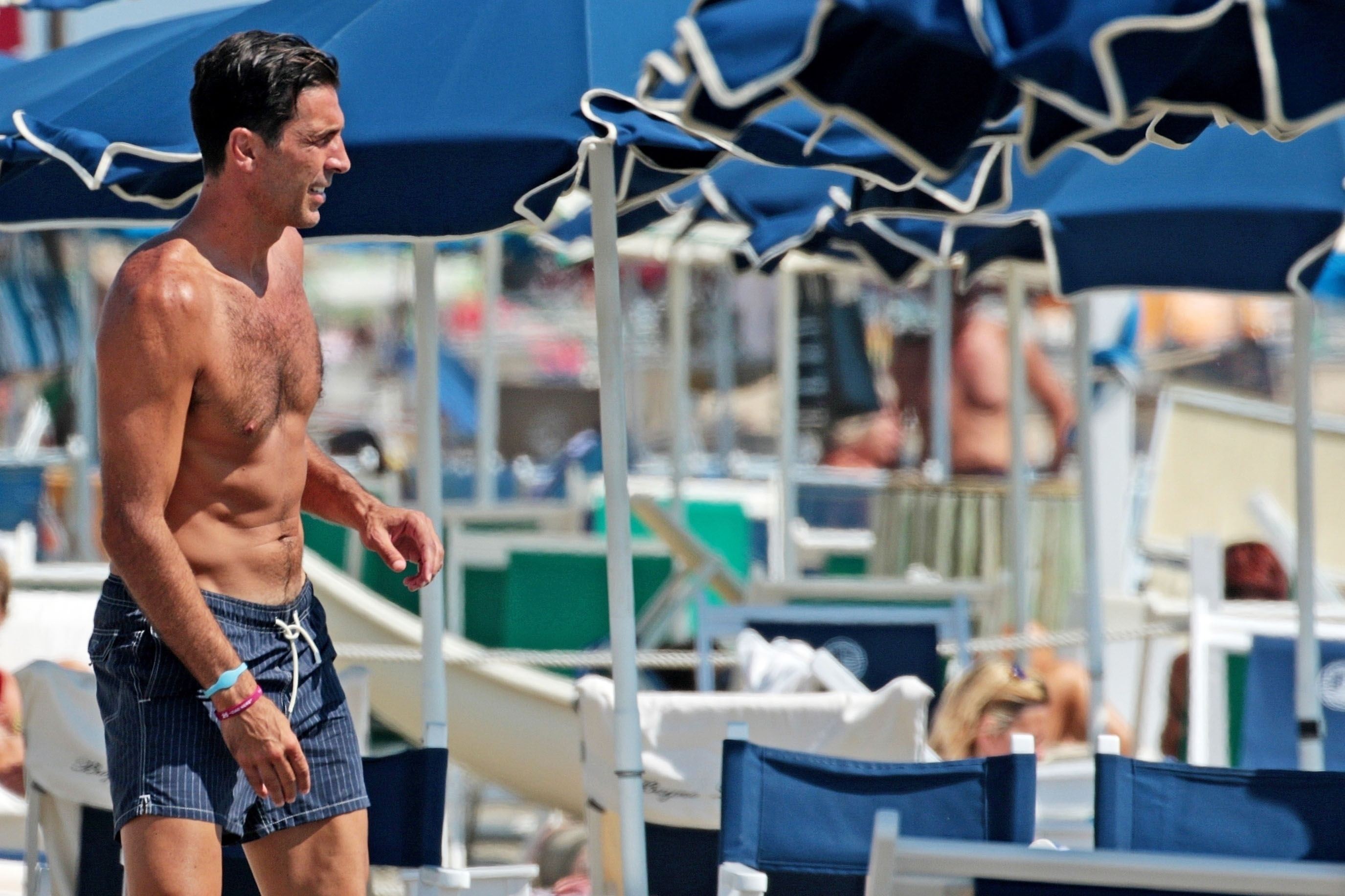 Gianluigi Buffon s-a bronzat pe Riviera italiană, după ce a semnat pentru PSG / GALERIE FOTO