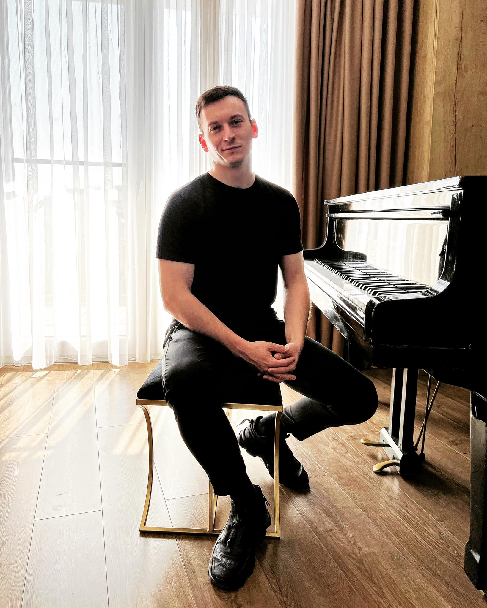 Denis Roabeș de la „Vocea României” a fost chelner în Moscova. Unde a mai lucrat înainte să devină celebru: „Am exersat multe și diverse”