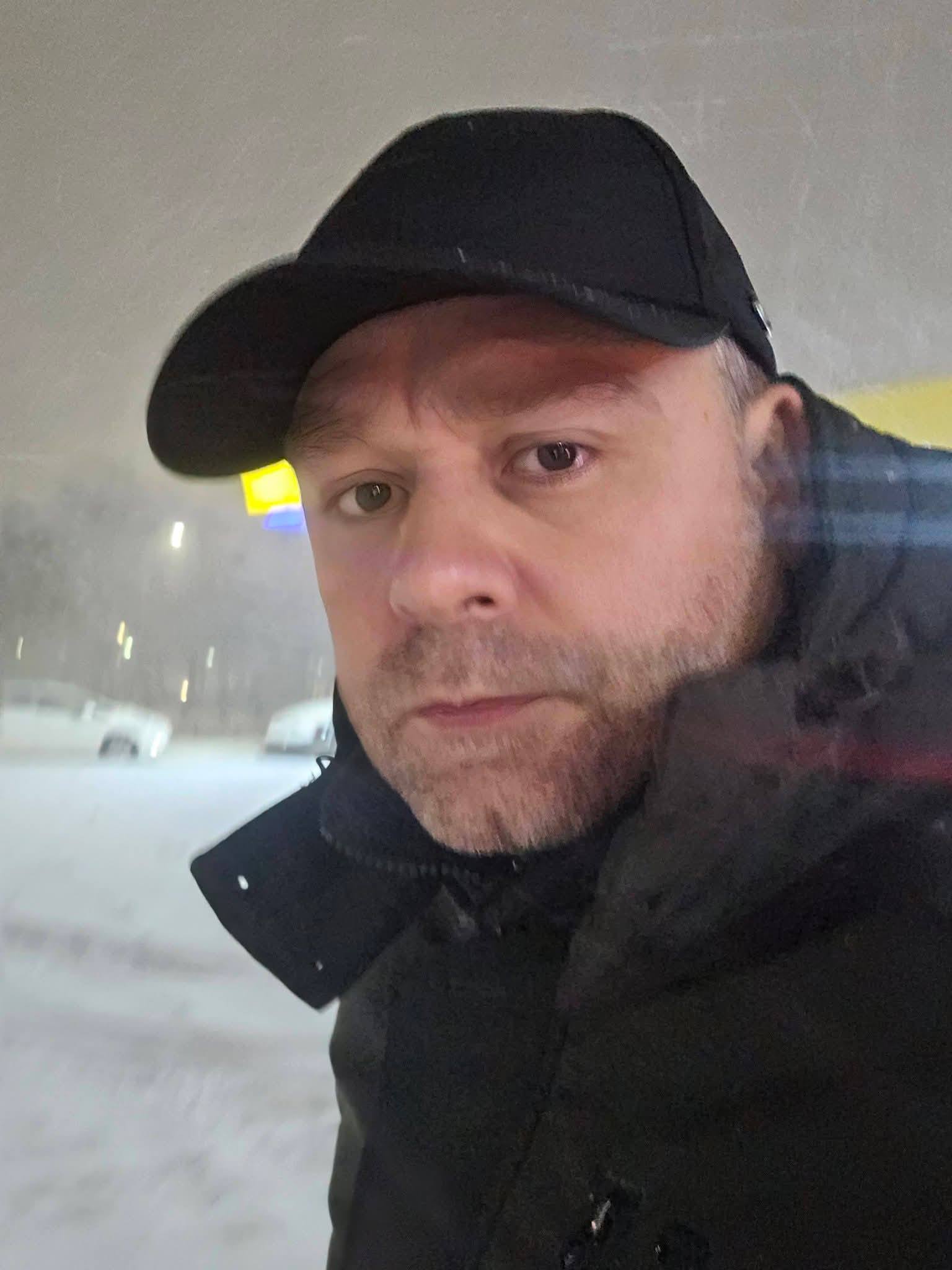 Ciprian Ciucu a ieșit la miezul nopții pe străzile din București. Dimineața, Primăria îi lăuda pe cetățeni că au deszăpezit orașul: „Primarul coordonează situația. Par mobilizați”