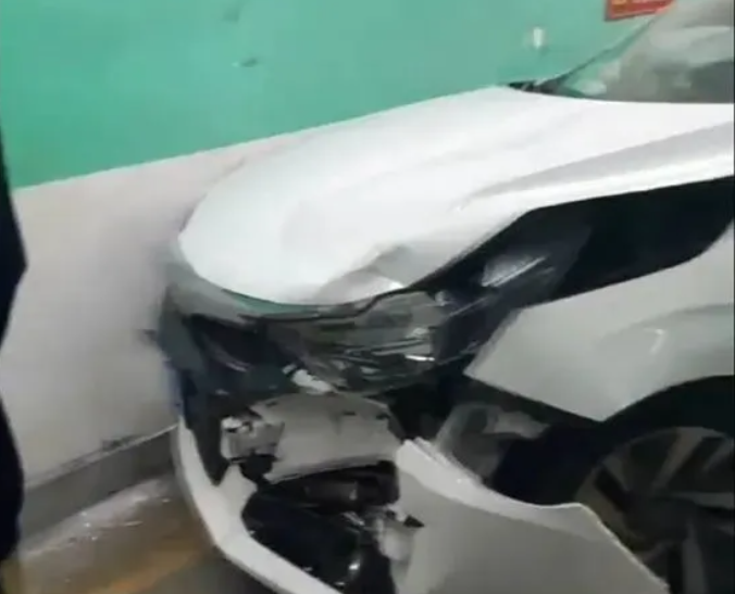O șoferiță din China și-a făcut praf mașina, după ce a coborât și a lăsat-o în pantă, fără să tragă frâna de mână. Automobilul în derivă a lovit un SUV