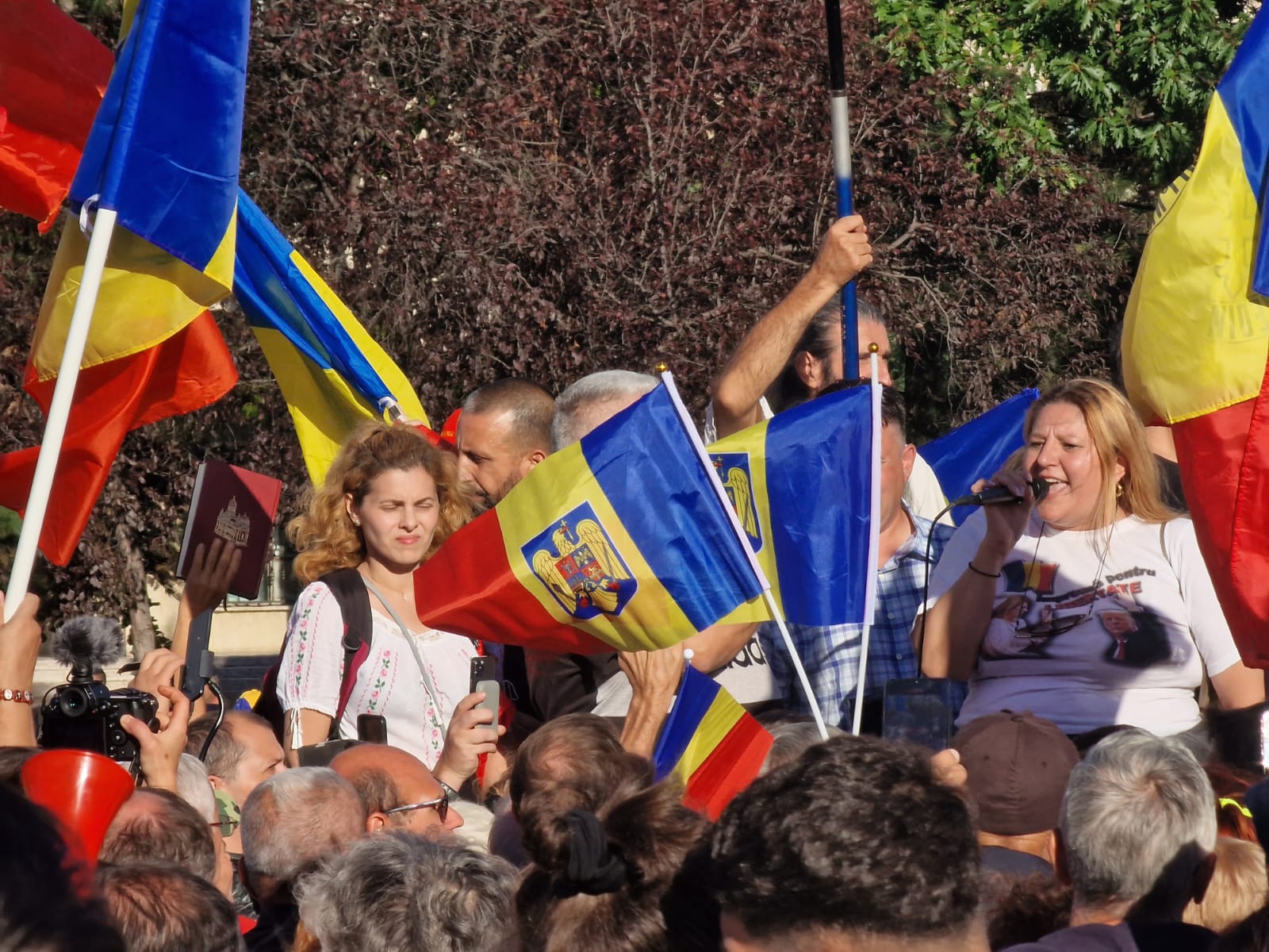 Scandal între taberele Simion și Șoșoacă, la protestul AUR. Manifestanții, despărțiți de jandarmi