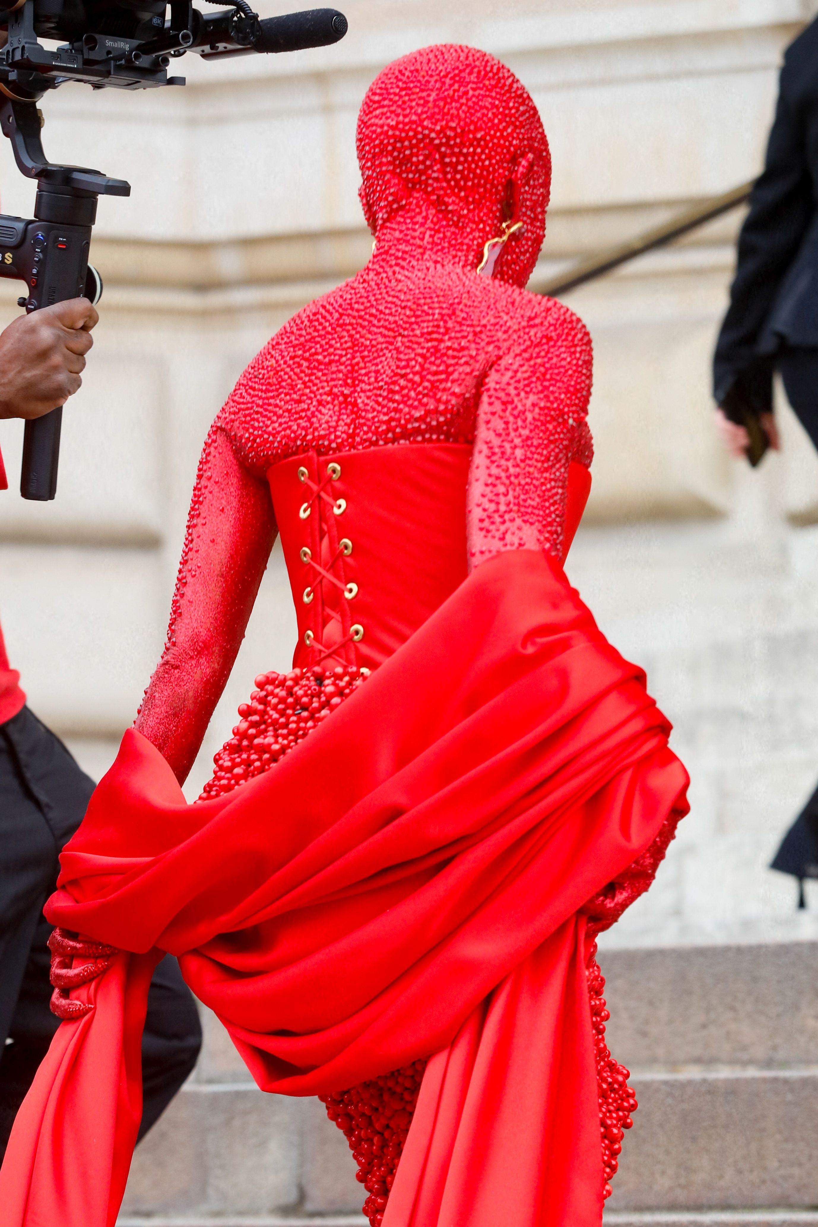Doja Cat, apariție controversată la Paris Fashion Week. Și-a acoperit corpul cu peste 30.000 de cristale Swarovski