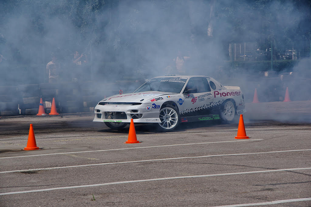 Aşii driftului au topit asfaltul! Cei mai buni piloţi s-au întrecut într-un spectacol impresionant / GALERIE FOTO