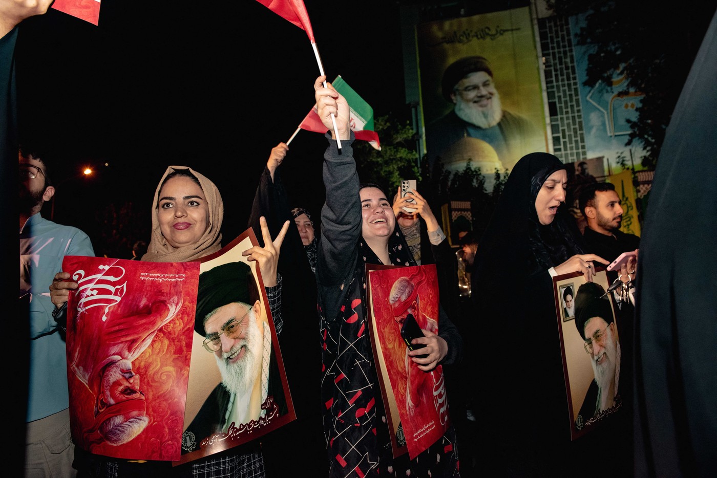 Imagini din Iran, unde mii de oameni au sărbătorit în stradă atacul cu rachete asupra Israelului | VIDEO