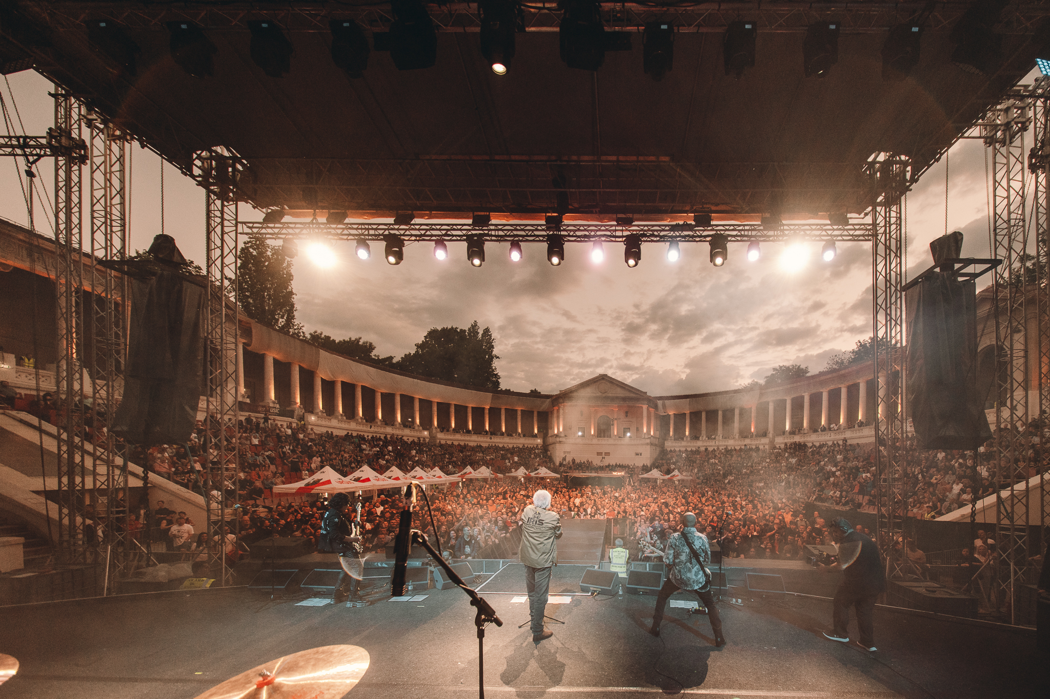 Cristi Minculescu, în genunchi pe scena de la Arenele Romane din București. Cum a apărut artistul în fața fanilor