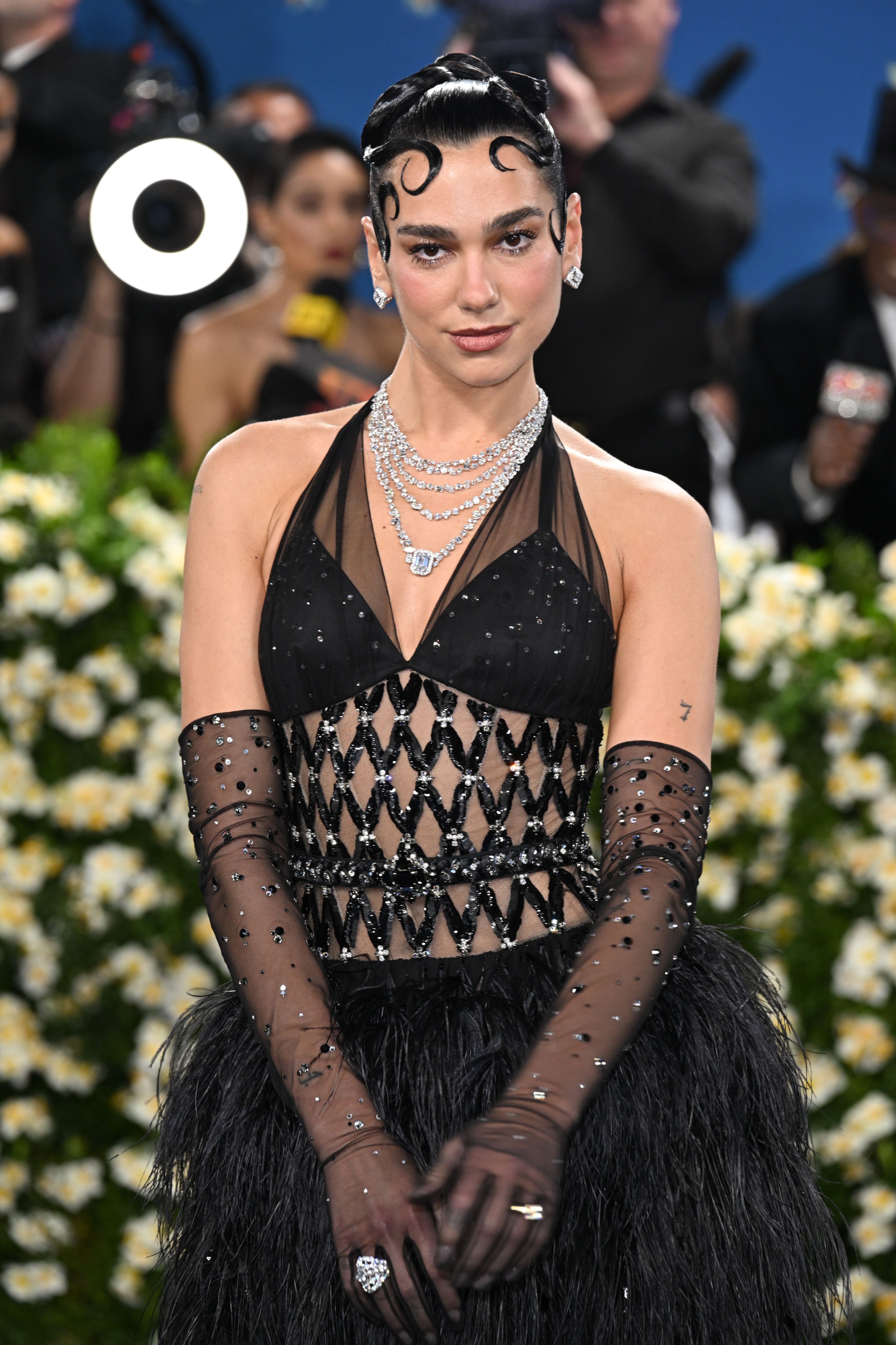 Cum au apărut vedetele la Met Gala 2025. Madonna a defilat cu un trabuc în mână, iar Kim Kardashian a atras toată atenția