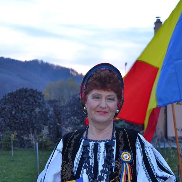 Veta Biriș locuiește la țară de zeci de ani. De ce nu s-a mutat niciodată la oraș cântăreața de muzică populară: „Am rămas acolo, la sat”