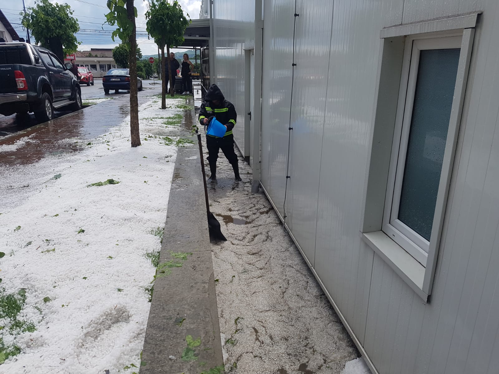 Grindină adunată cu lopata în Vâlcea. O ploaie torențială a făcut ravagii și la Sibiu