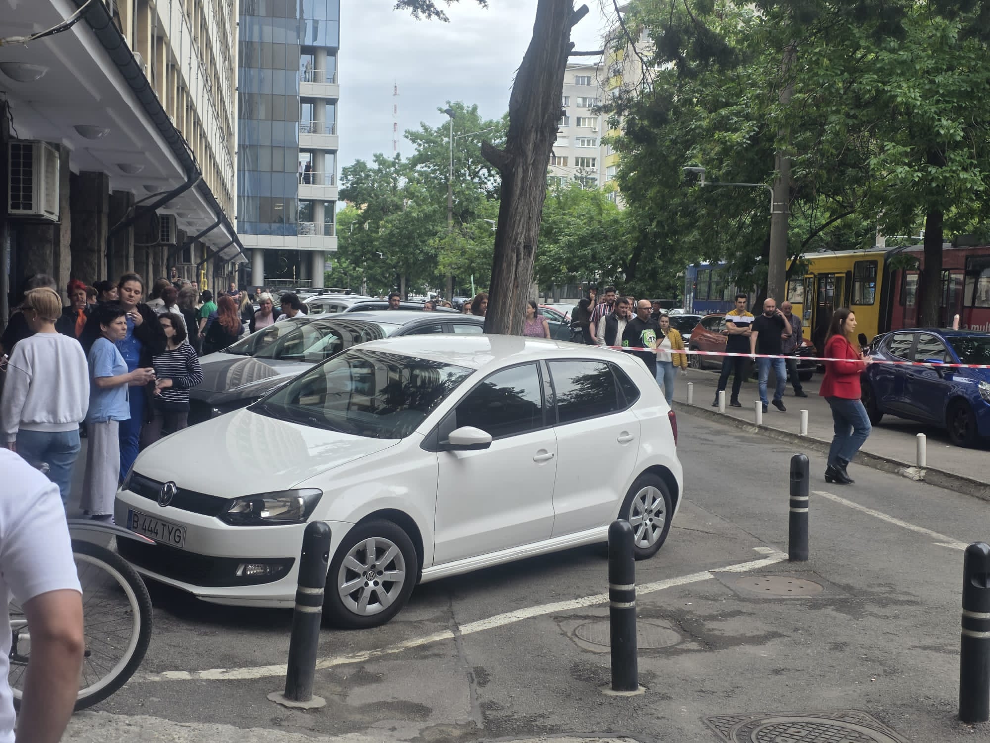 Reprezentanții firmei Kronlift care a făcut revizia susțin că liftul din Ministerul Transporturilor nu s-a prăbușit: „A depășit stația parter, se poate întâmpla să se oprească mai brusc”. ISCIR îi contrazice: „A căzut de la etajul 4”