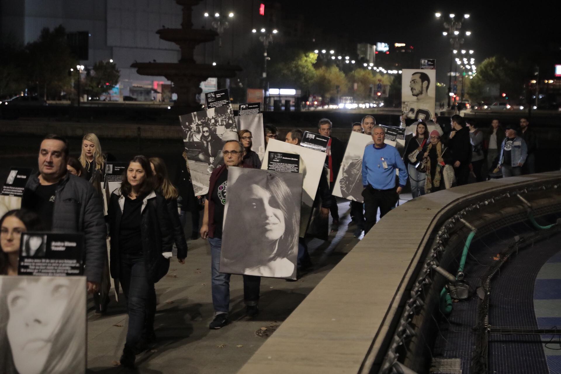 Marș în memoria victimelor de la Colectiv. Fotografiile tinerilor care au murit au fost așezate în fața Parchetului