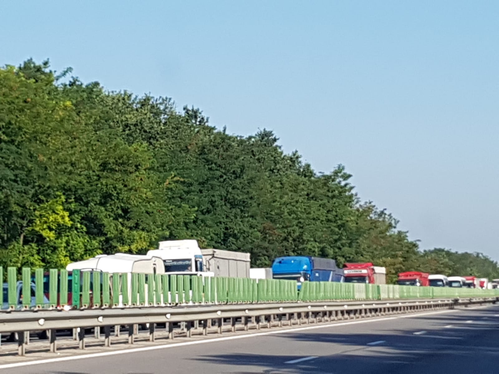UPDATE: Traficul pe Autostrada Soarelui, blocat și joi din cauza cisternei răsturnate. Se circulă doar pe sensul către Constanța
