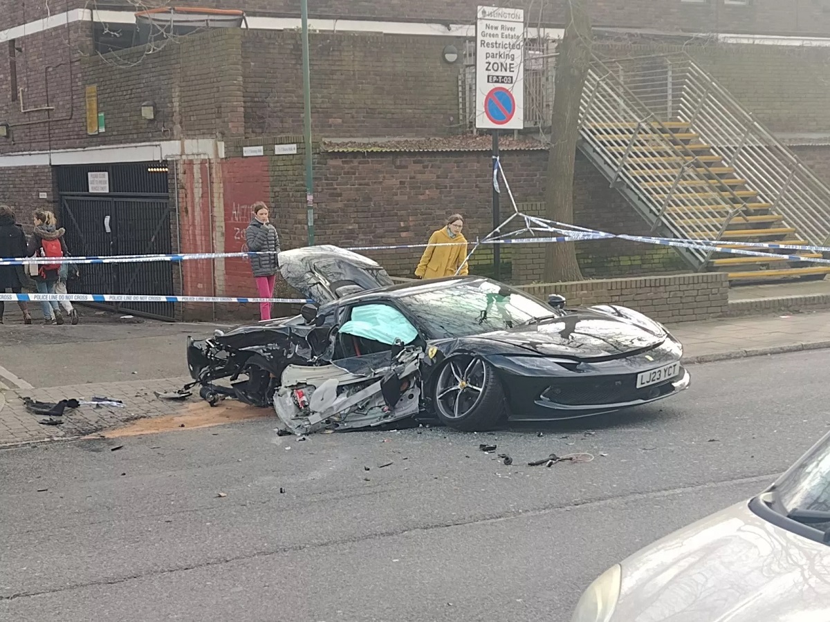 Ferrari de 300.000 de euro distrus într-un accident cu un Mercedes, pe o stradă din Londra. VIDEO