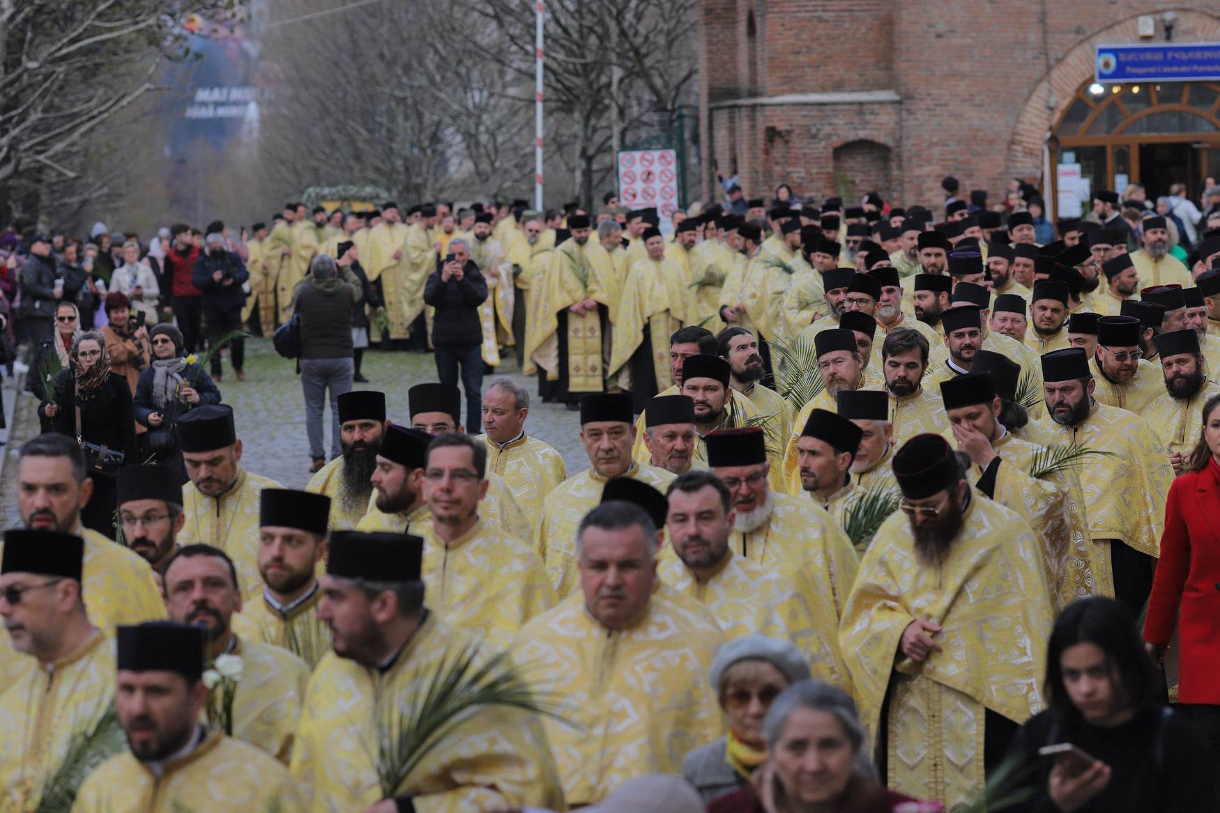 Pelerinaj de Florii în București. Sute de oameni au luat parte la procesiune. Traficul a fost restricționat. FOTO