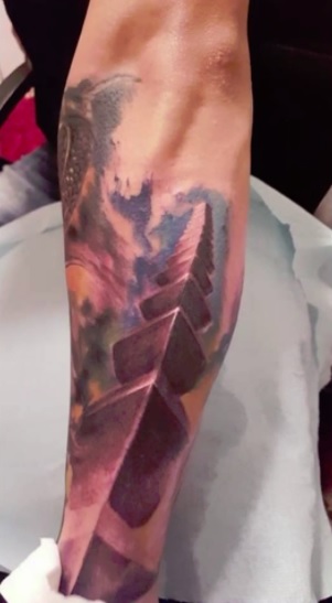 Un tânăr din Tâgu Jiu și-a tatuat Coloana Infinitului. A stat cinci ore în salonul de tatuaje GALERIE FOTO